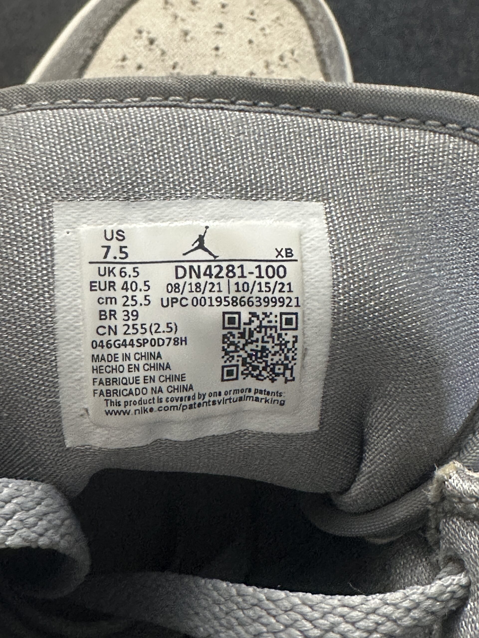 Principale: Air Jordan 1 Mid SE Coconut Milk Particle Grey DN4281-100 taglia EU 40.5 vista label