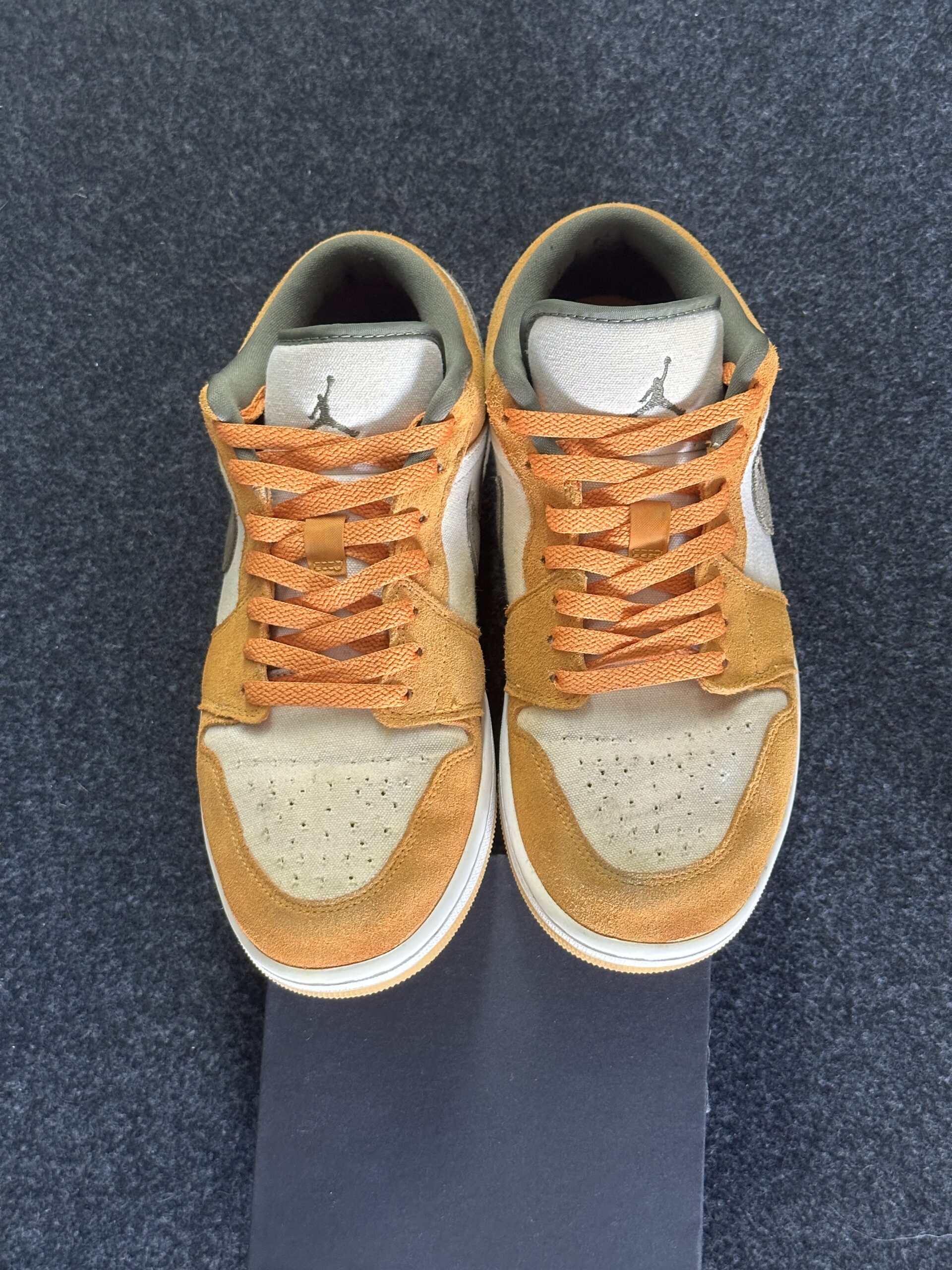 Air Jordan 1 Low SE Light Curry DH6931-102 taglia EU 44 vista punta