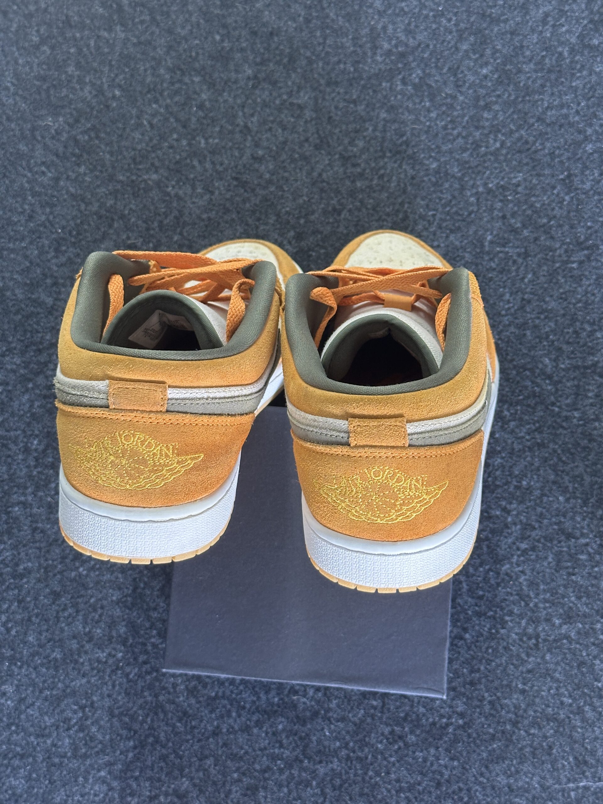 Air Jordan 1 Low SE Light Curry DH6931-102 taglia EU 44 vista tallone