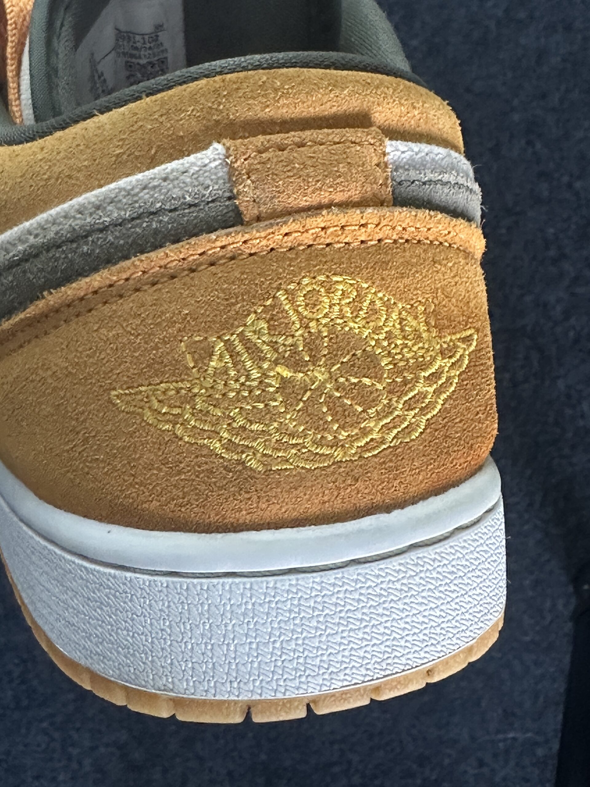 Air Jordan 1 Low SE Light Curry DH6931-102 taglia EU 44 vista logo