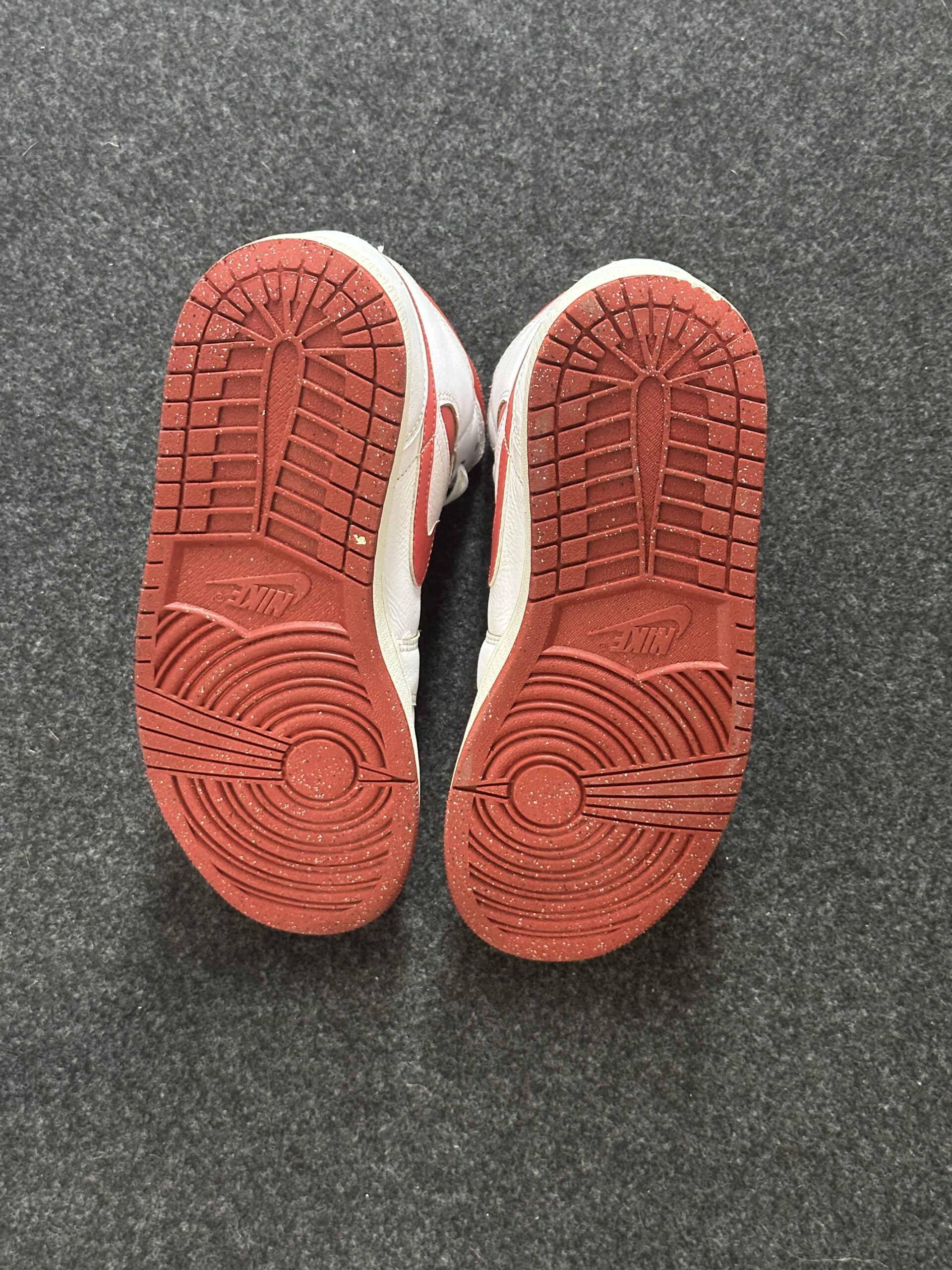 Air Jordan 1 Mid SE White Dune Red FJ3458-160 taglia EU 41 vista suola