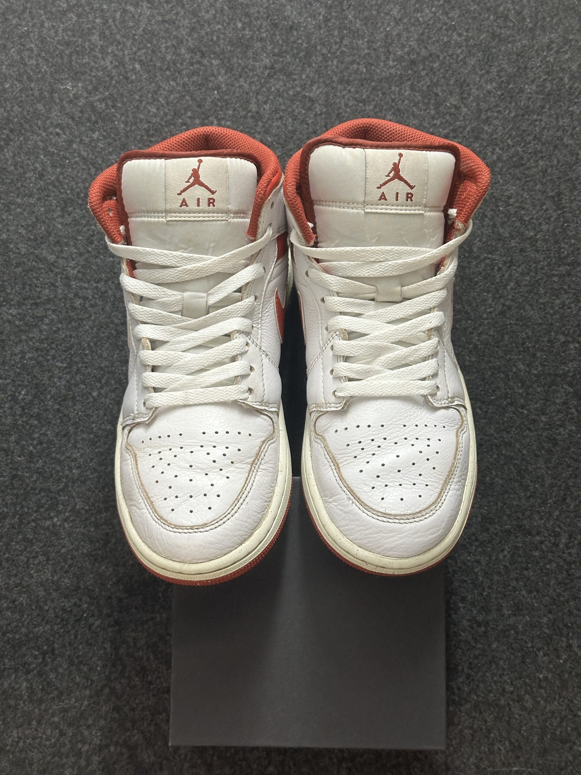 Air Jordan 1 Mid SE White Dune Red FJ3458-160 taglia EU 41 vista punta