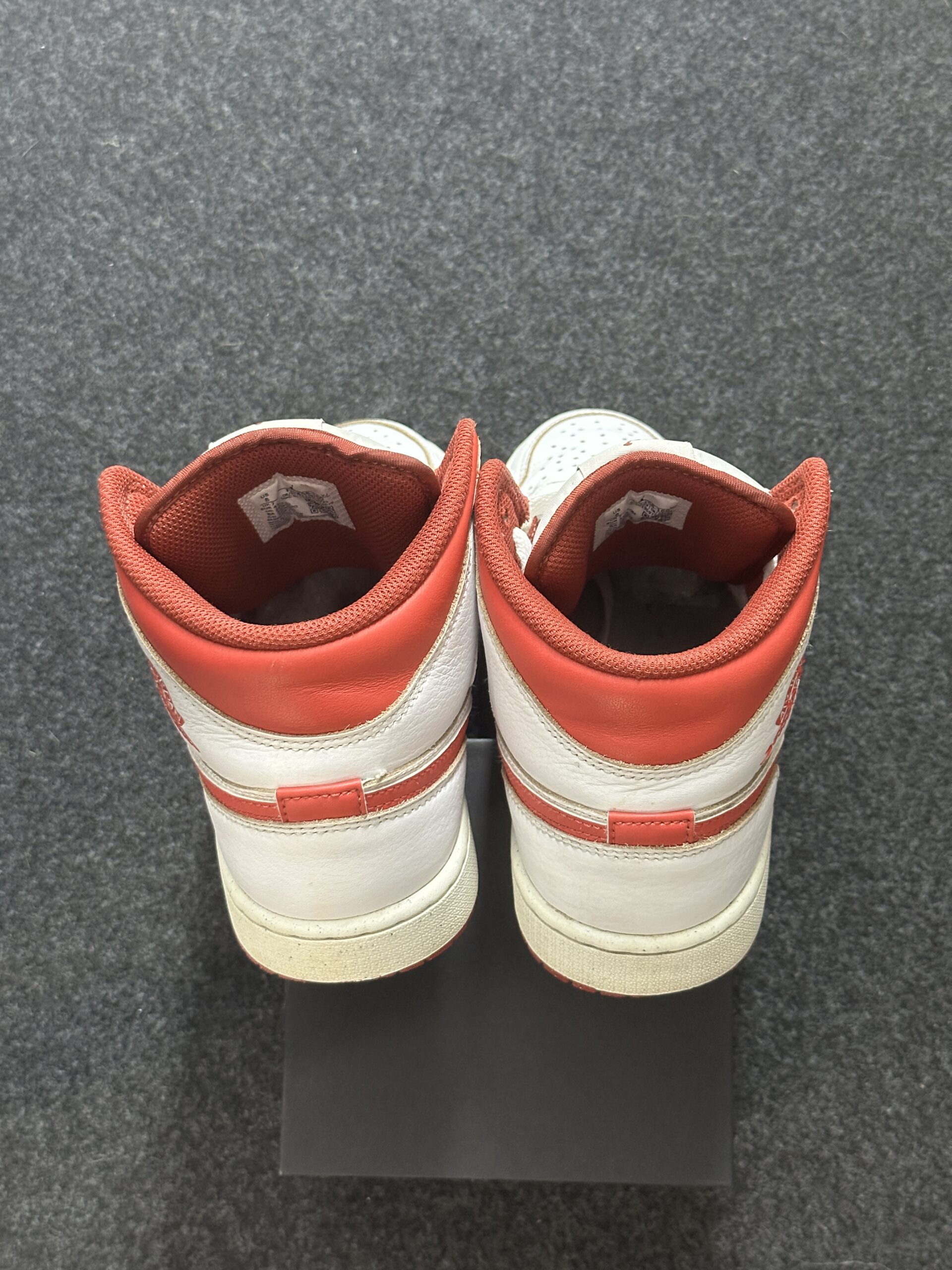 Air Jordan 1 Mid SE White Dune Red FJ3458-160 taglia EU 41 vista tallone