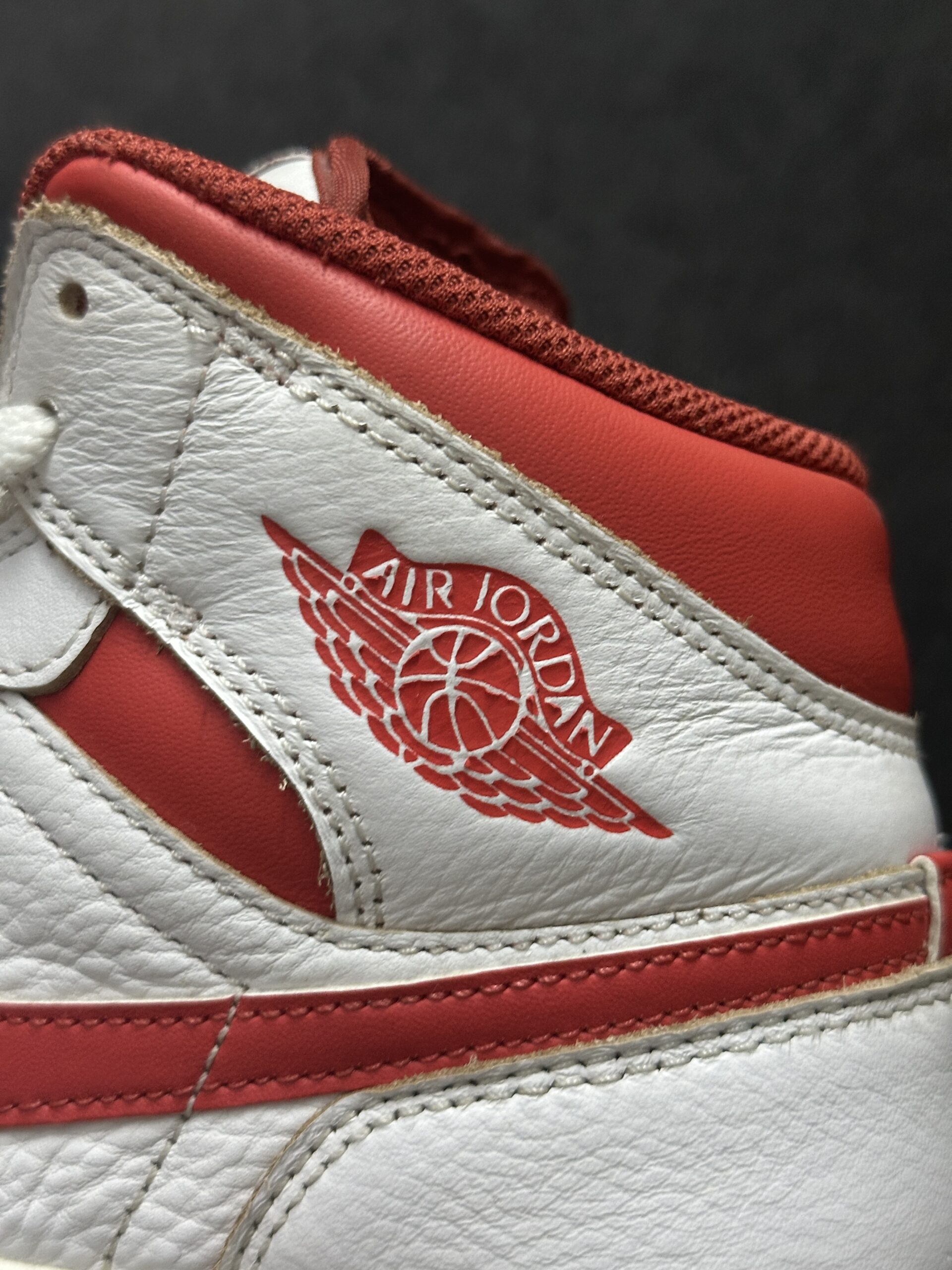 Air Jordan 1 Mid SE White Dune Red FJ3458-160 taglia EU 41 vista logo