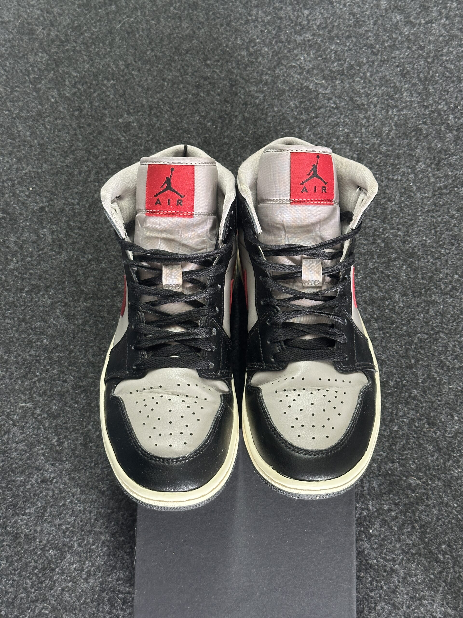 Air Jordan 1 Mid Black College Grey Gym Red BQ6472-060 taglia EU 40.5 lato punta