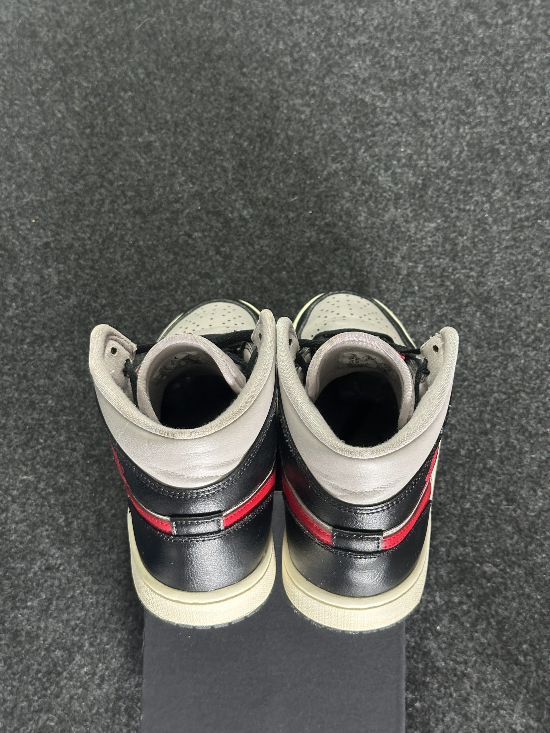 Air Jordan 1 Mid Black College Grey Gym Red BQ6472-060 taglia EU 40.5 lato tallone