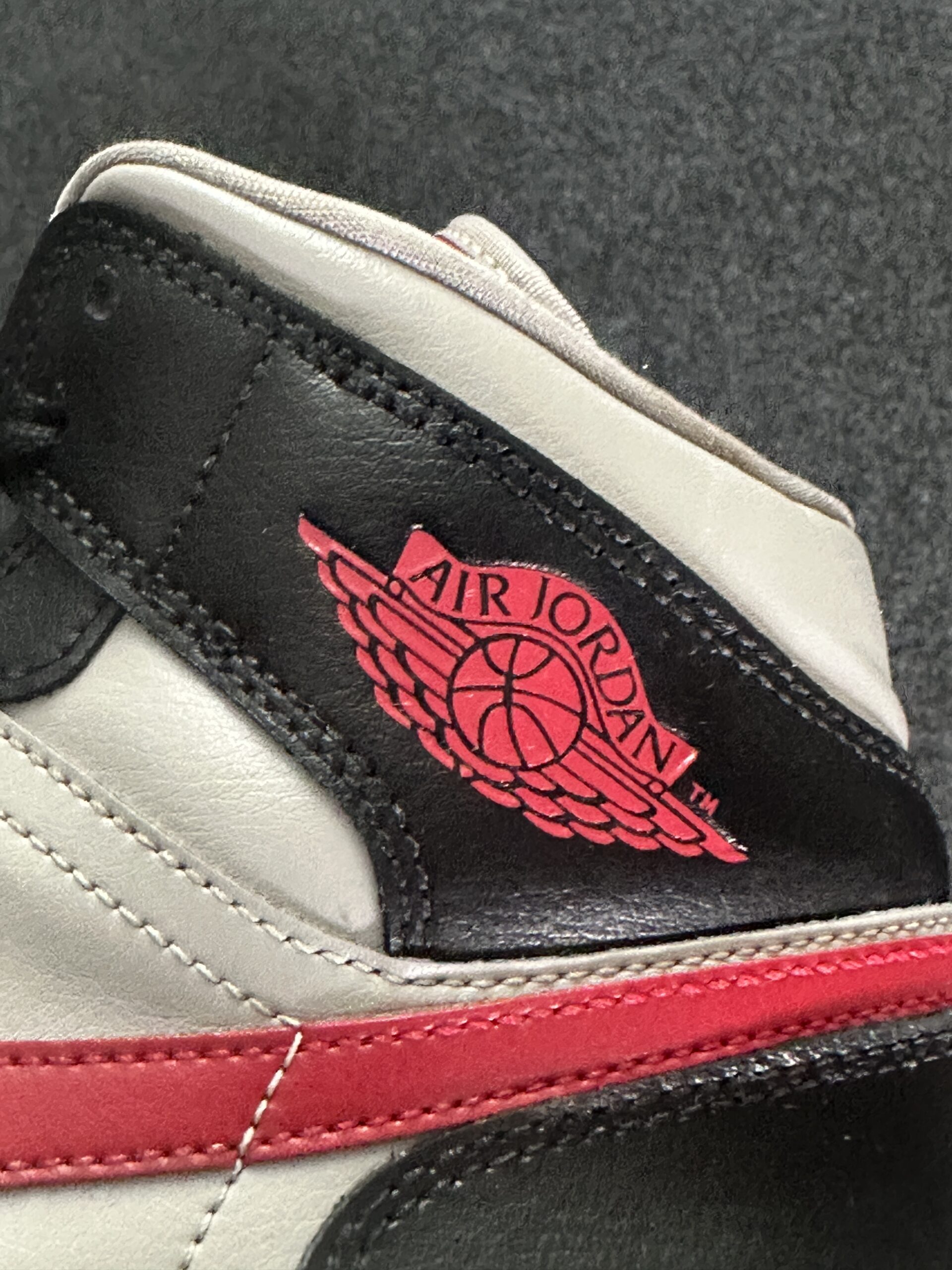 Air Jordan 1 Mid Black College Grey Gym Red BQ6472-060 taglia EU 40.5 lato logo