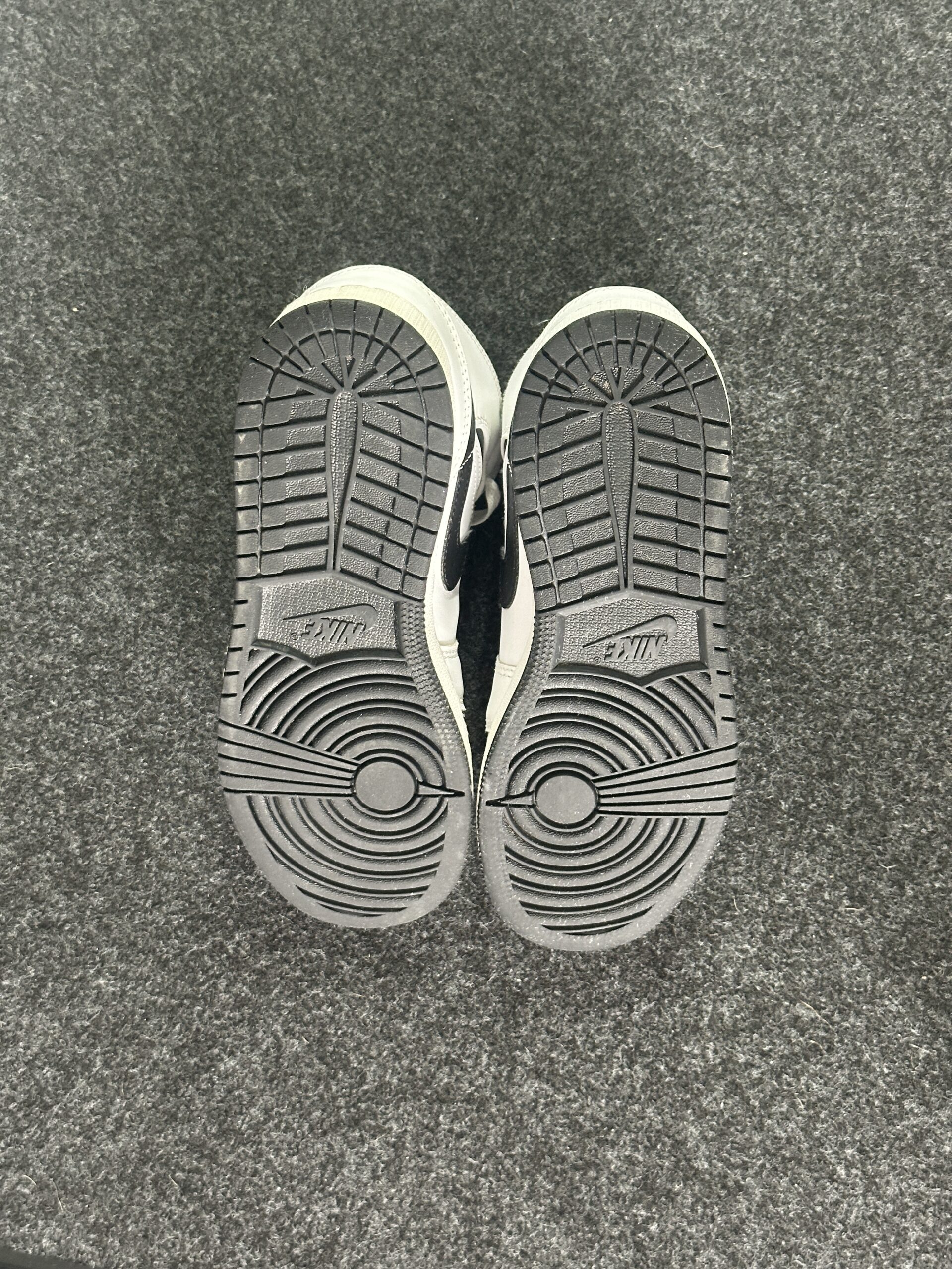 Air Jordan 1 Mid Reverse Panda DQ8423-132 taglia EU 38 vista suole 2