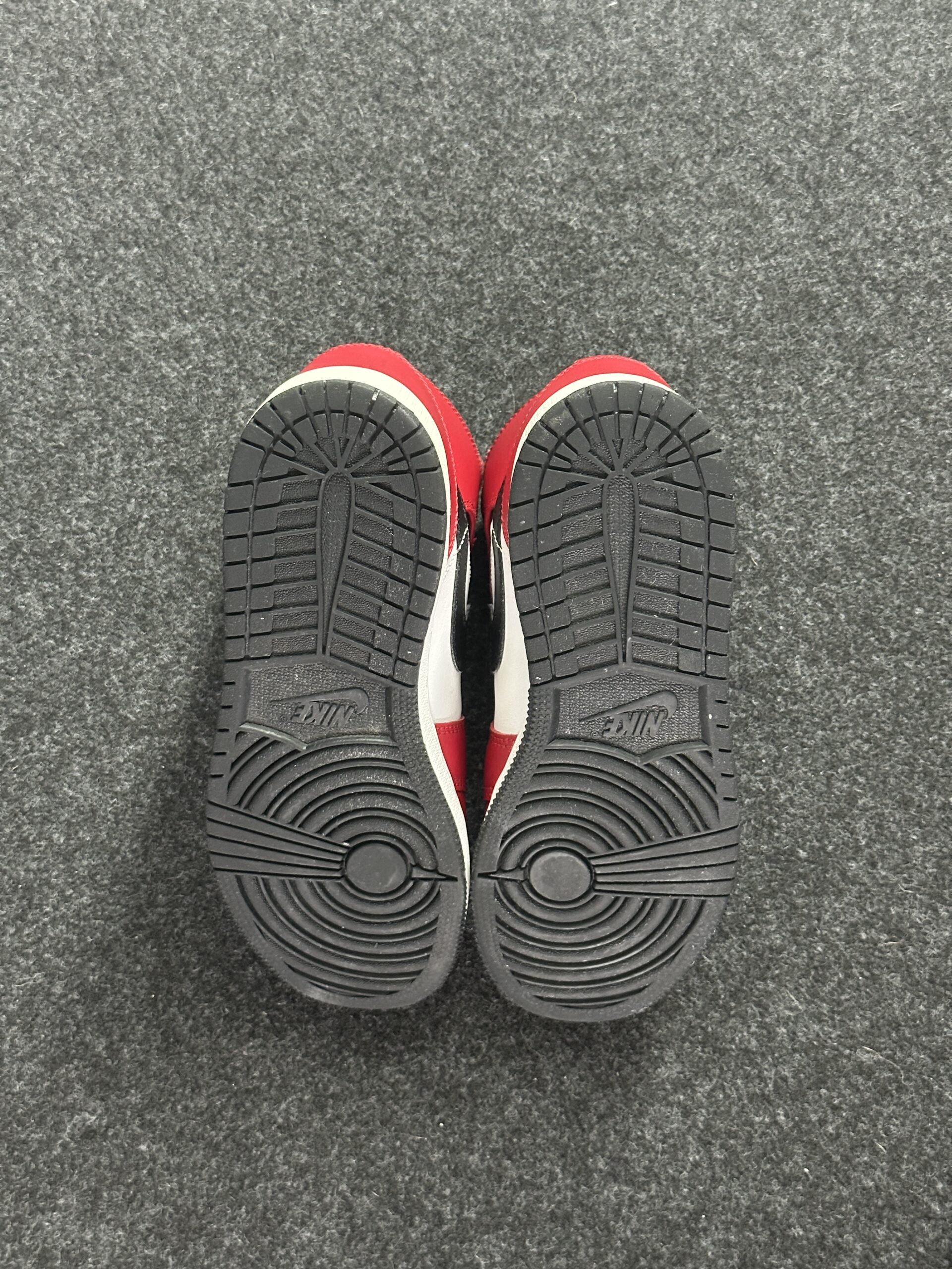 Air Jordan 1 Mid Chicago Black Toe 554725-069 taglia EU 38 vista suole