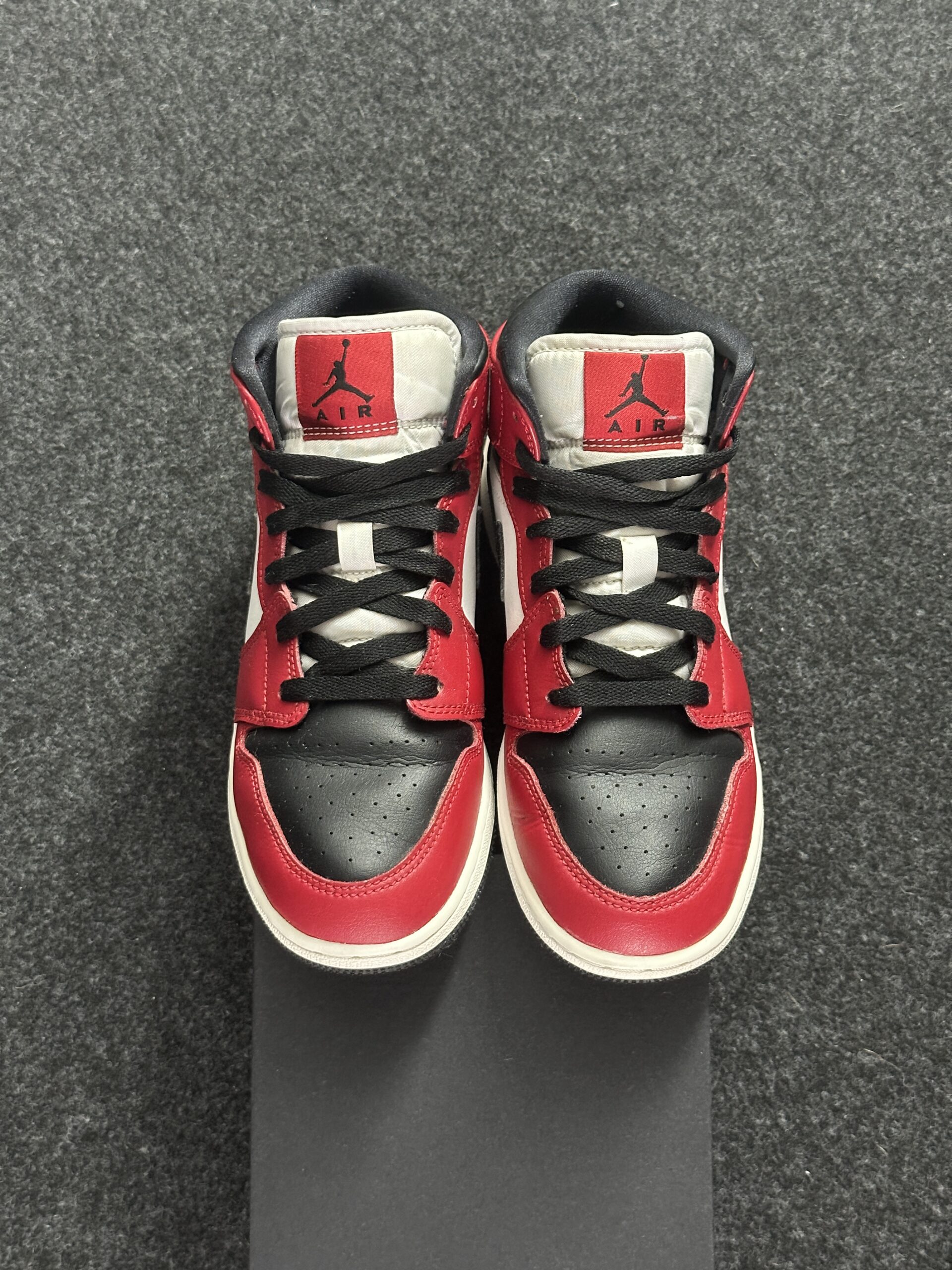 Air Jordan 1 Mid Chicago Black Toe 554725-069 taglia EU 38 vista punta