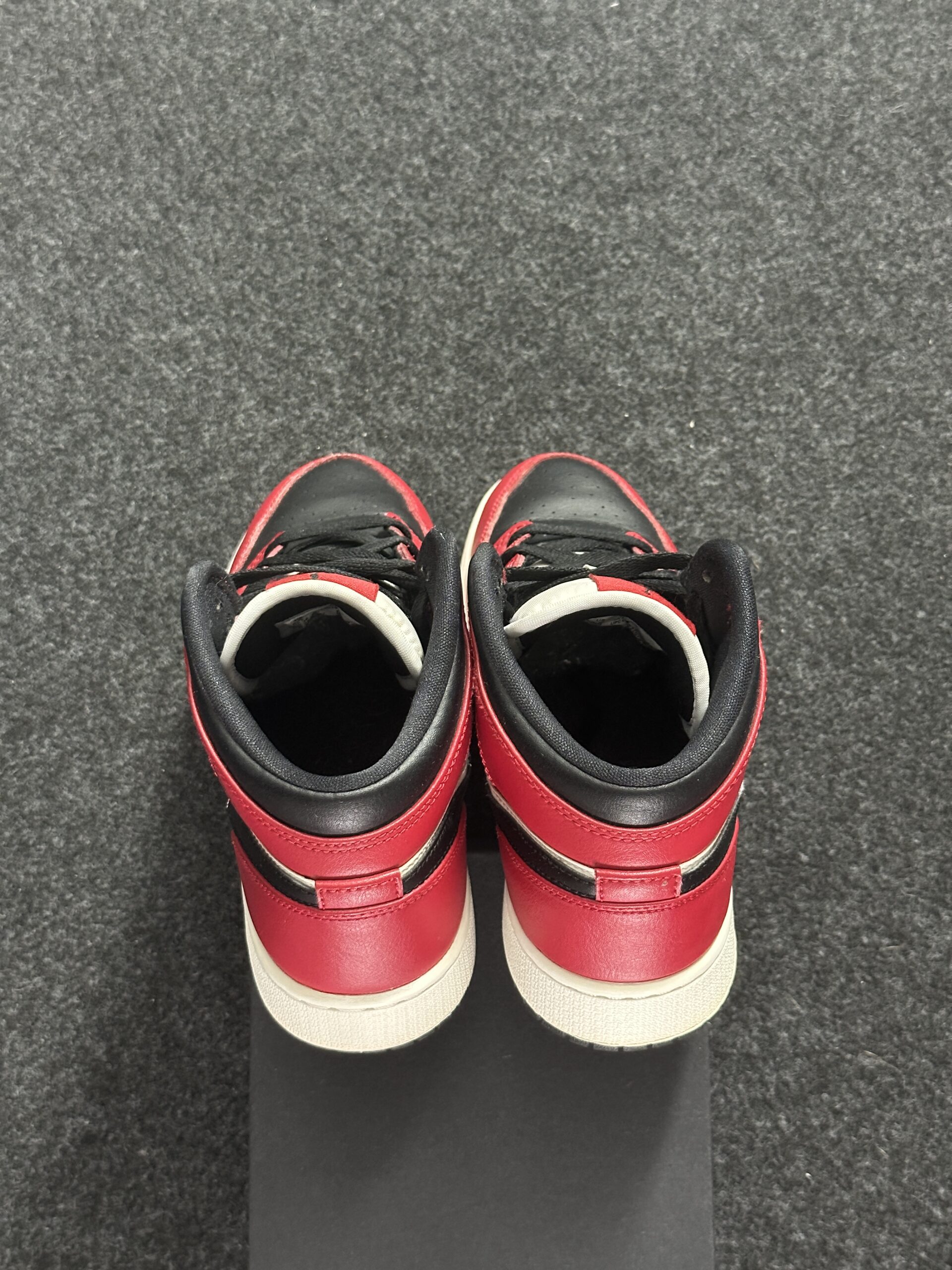 Air Jordan 1 Mid Chicago Black Toe 554725-069 taglia EU 38 vista tallone