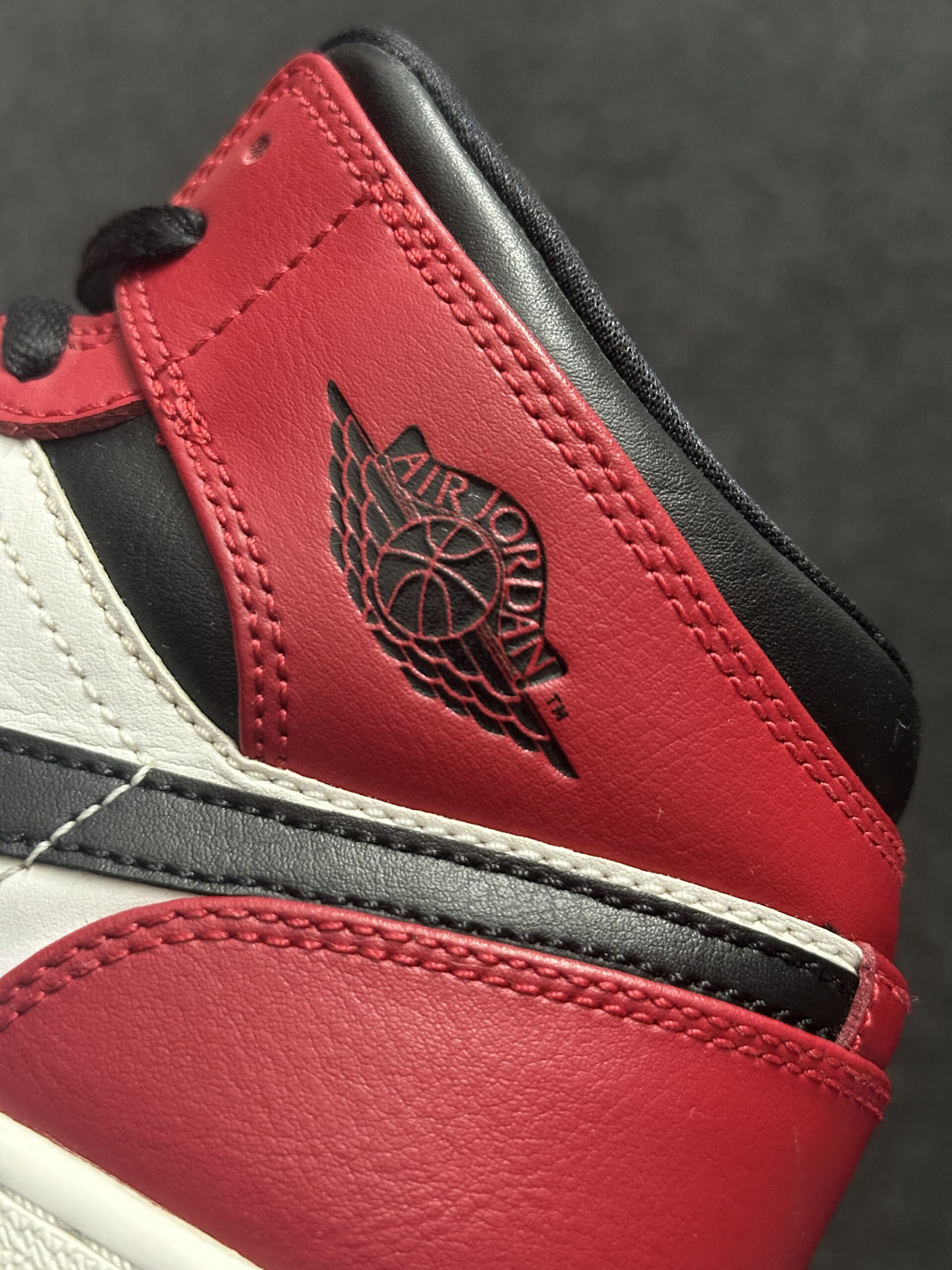 Air Jordan 1 Mid Chicago Black Toe 554725-069 taglia EU 38 vista logo