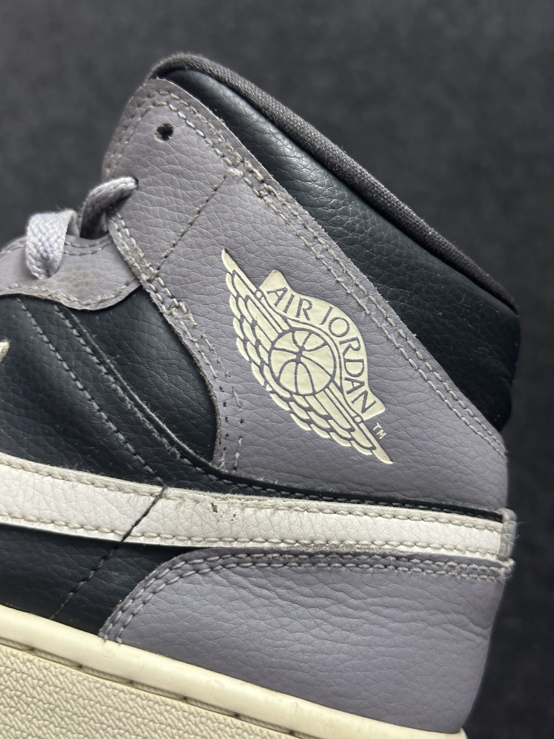 Air Jordan 1 Mid Cement Grey BQ6472-022 taglia EU 39 vista logo