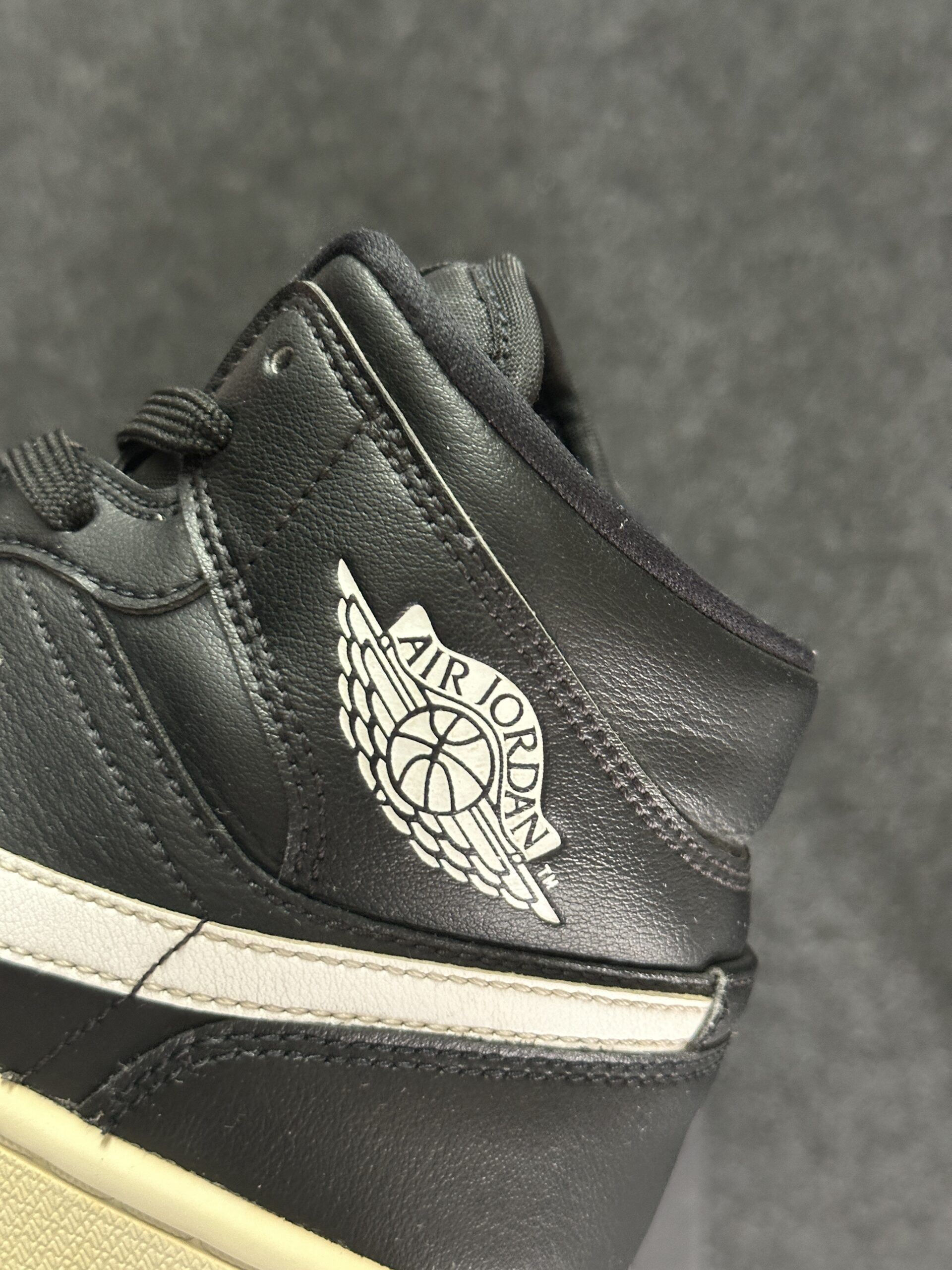 Air Jordan 1 Mid Black White BQ6472-011 taglia EU 38 vista logo
