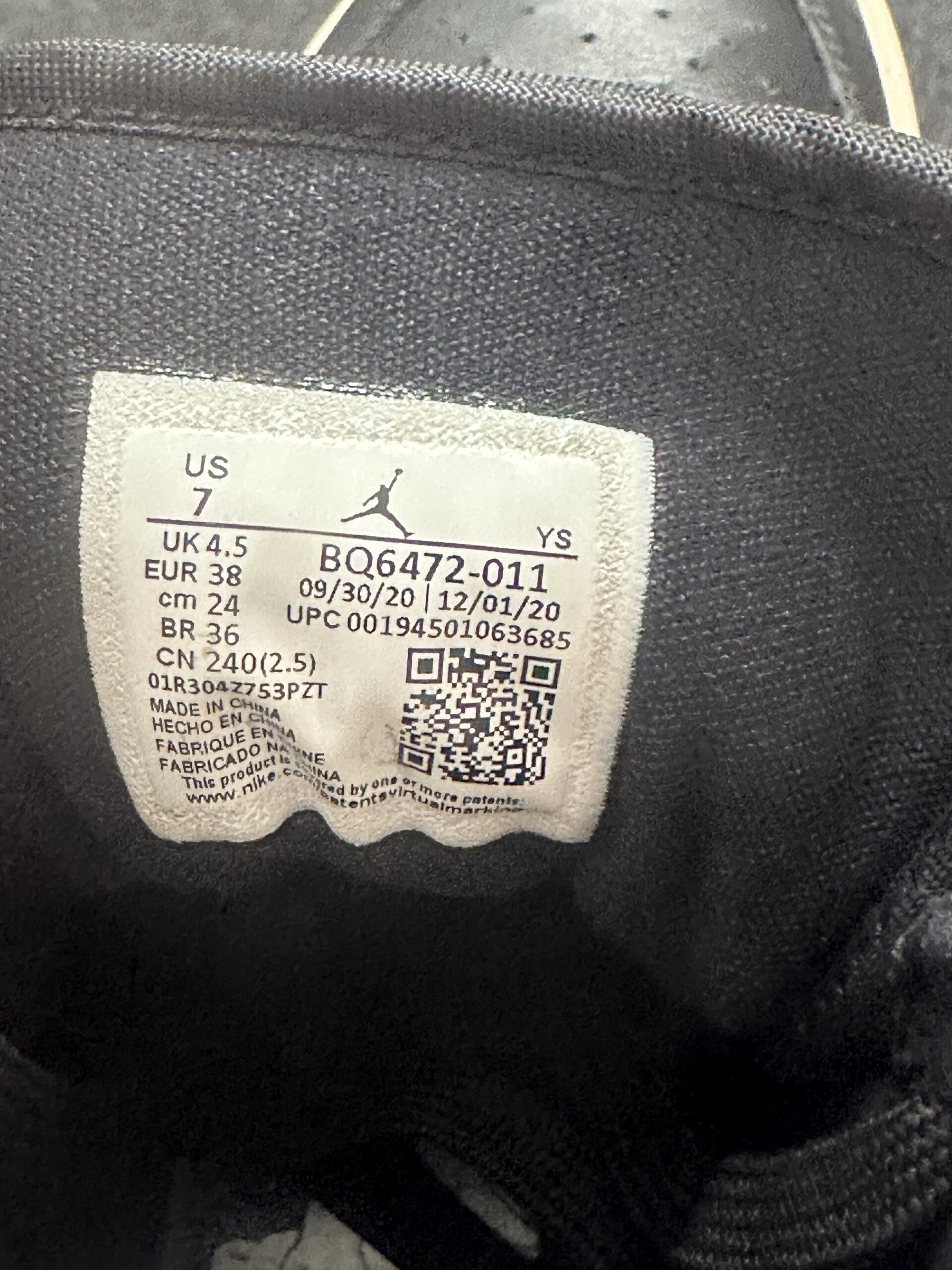 Air Jordan 1 Mid Black White BQ6472-011 taglia EU 38 vista label