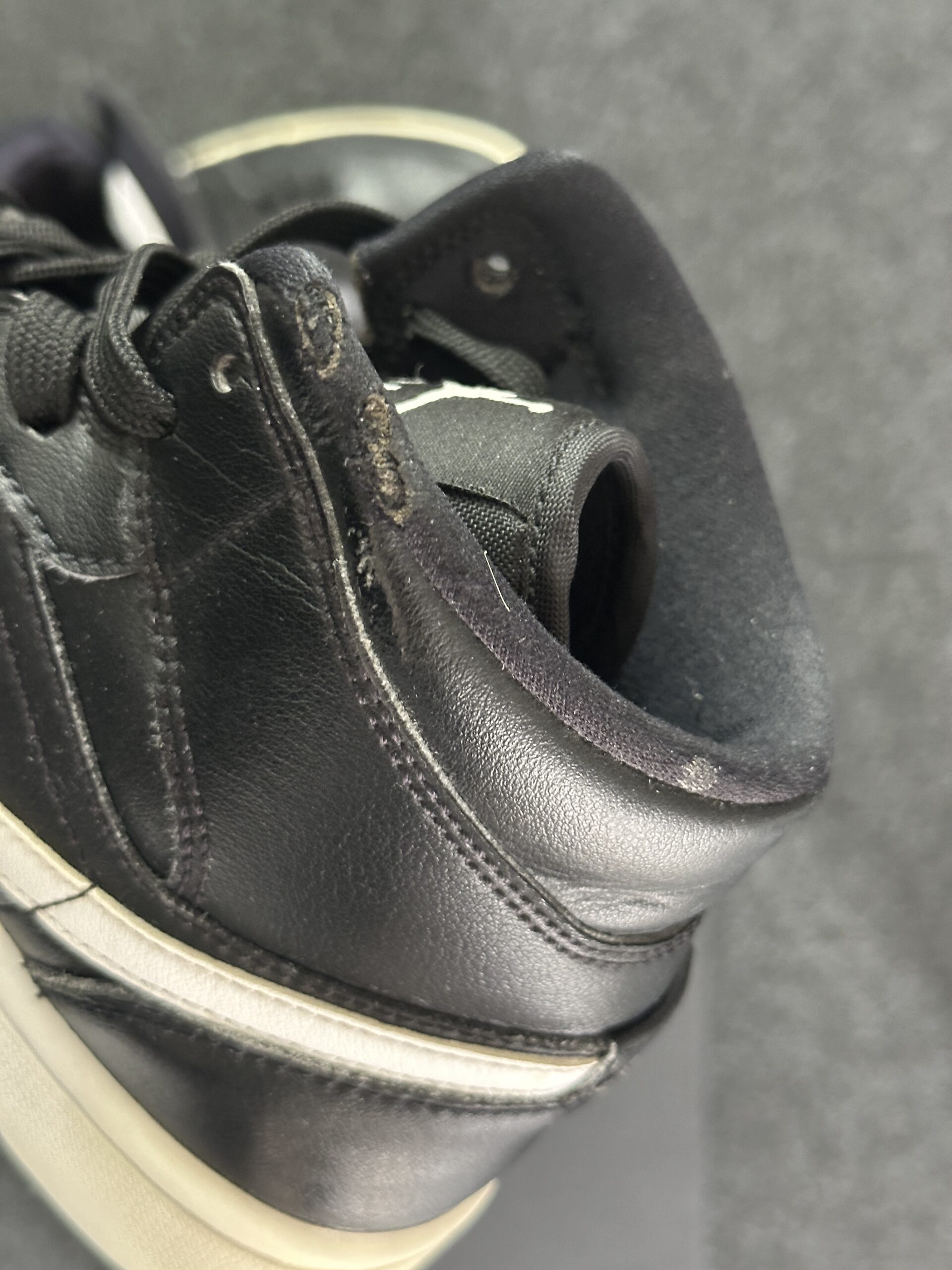 Air Jordan 1 Mid Black White BQ6472-011 taglia EU 38 vista difetto
