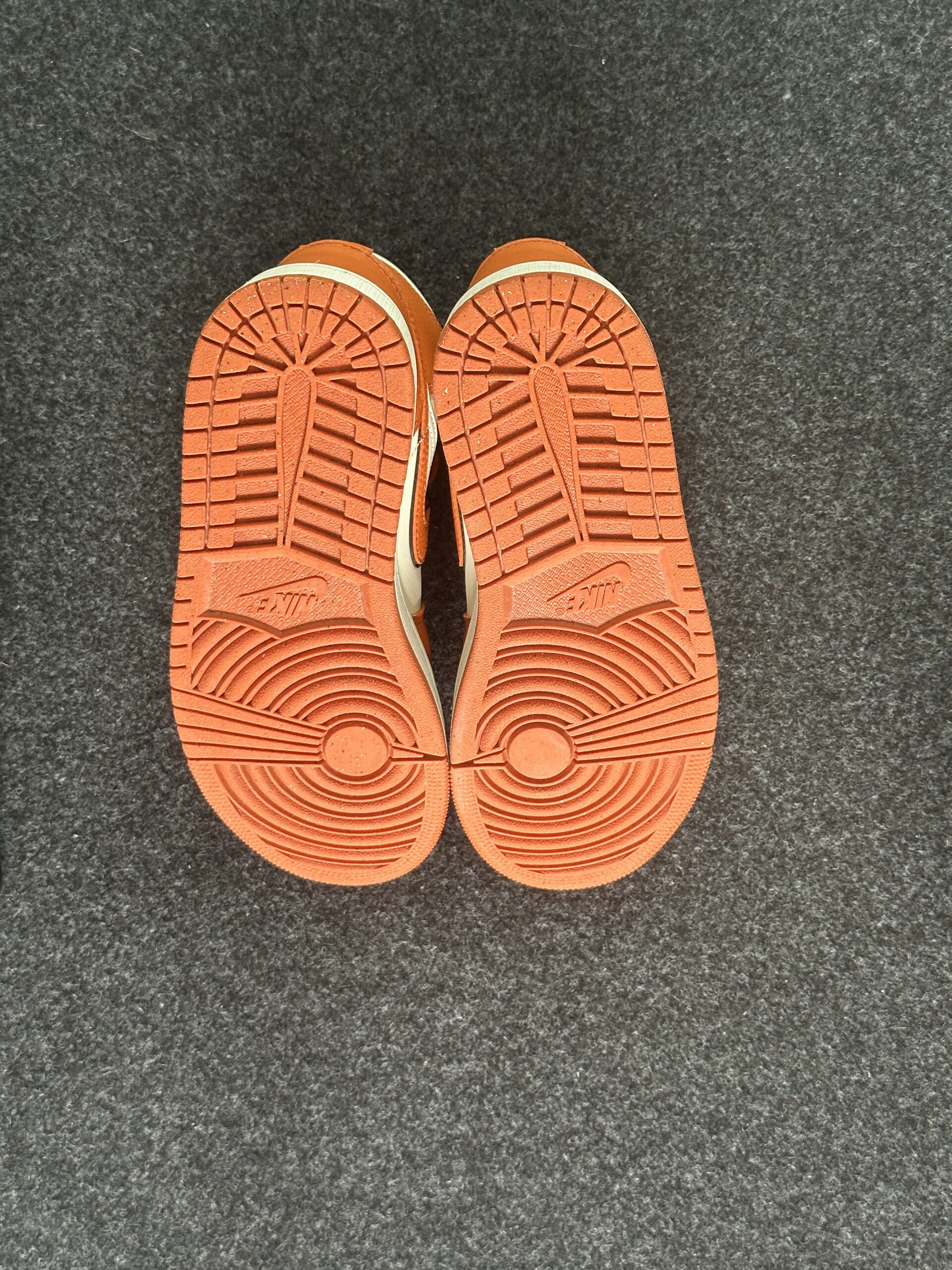 Air Jordan 1 Mid SE Sport Spice DV1302-100 taglia EU 37.5 vista suole