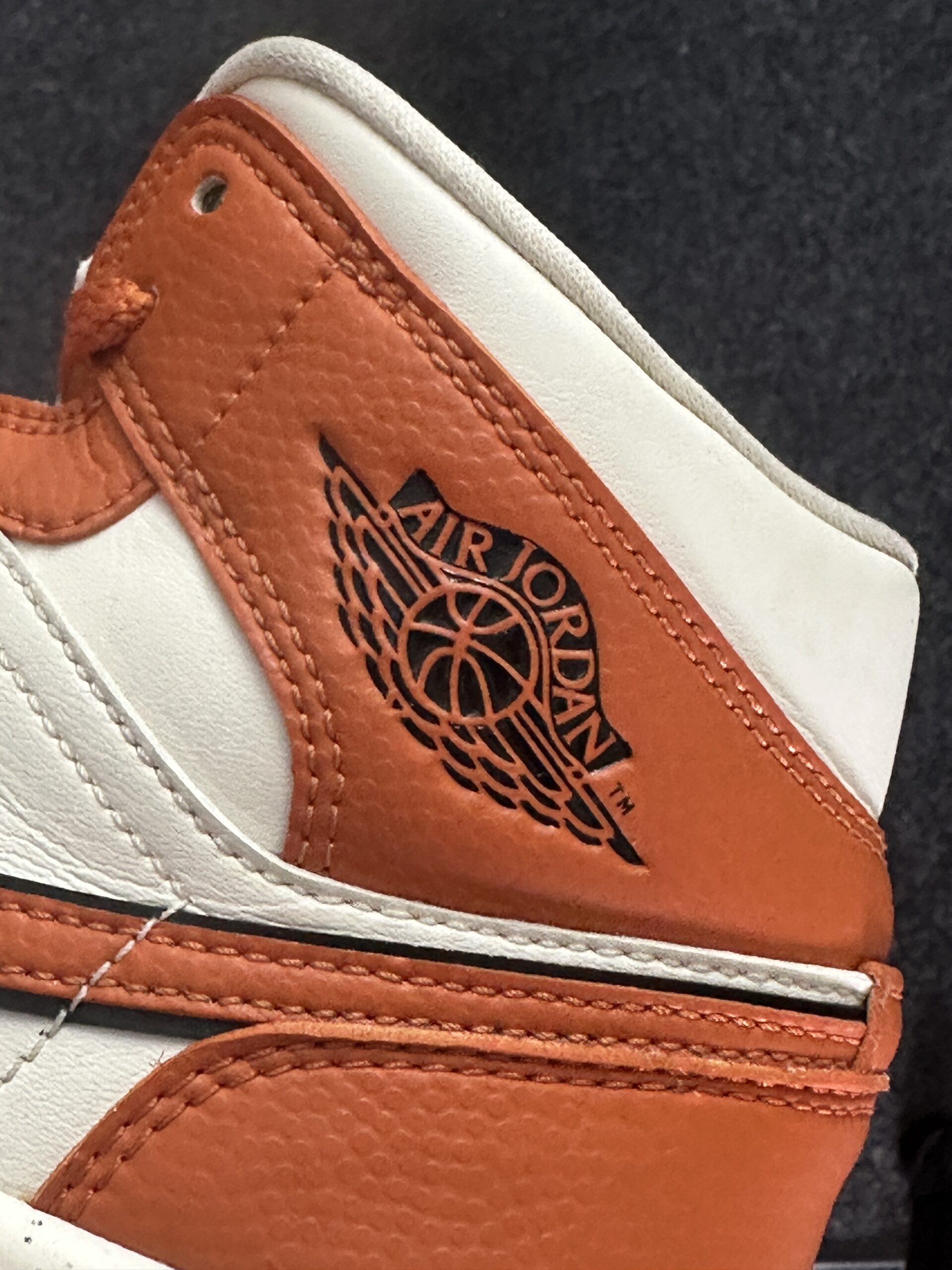 Air Jordan 1 Mid SE Sport Spice DV1302-100 taglia EU 37.5 vista logo