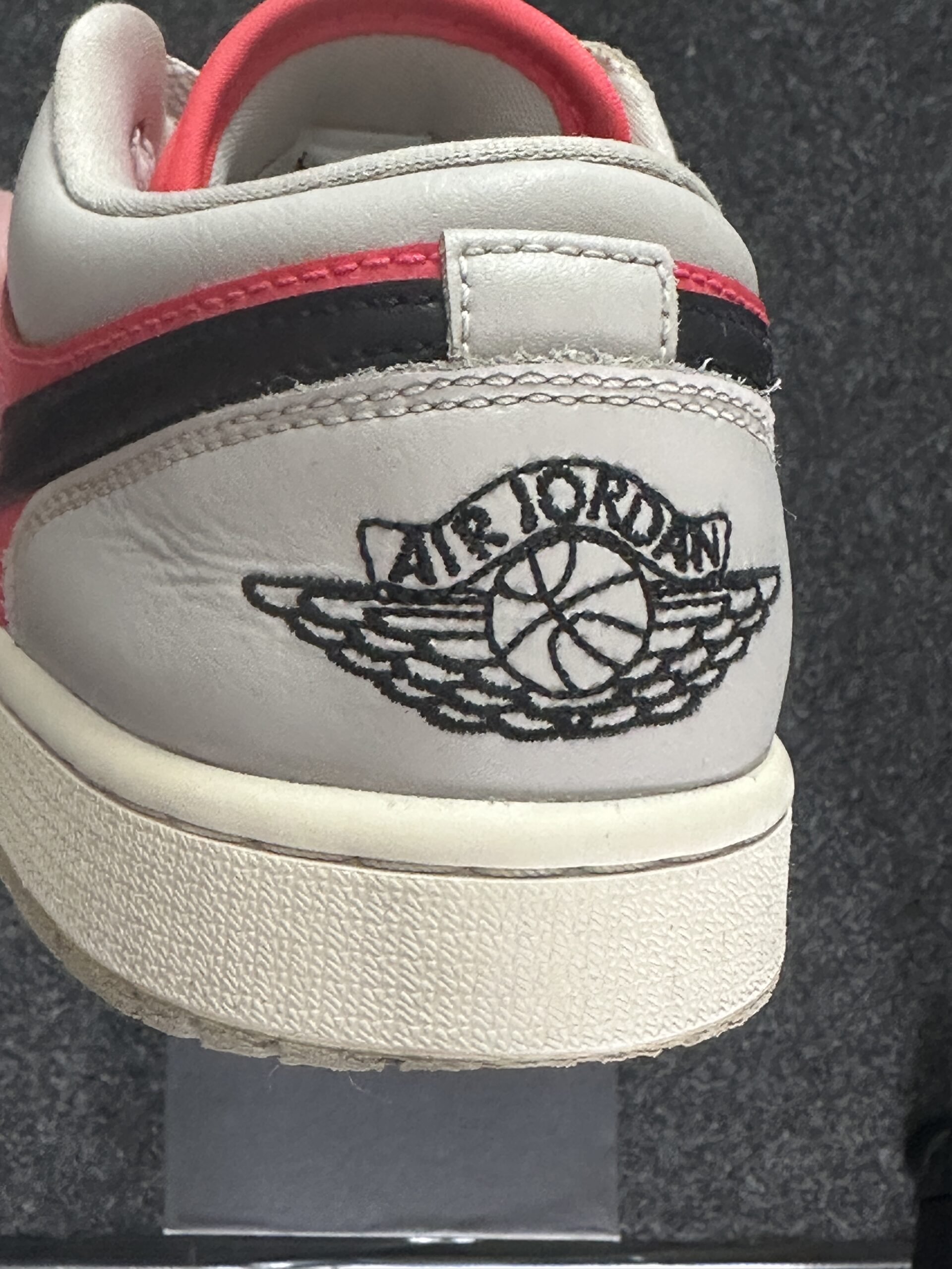 Air Jordan 1 Low Siren Red DC0774-060 taglia EU 40 vista logo