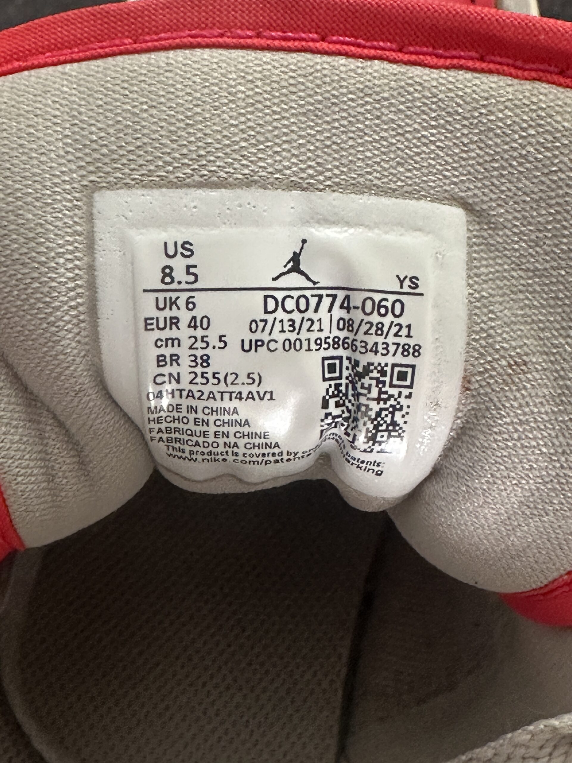 Air Jordan 1 Low Siren Red DC0774-060 taglia EU 40 vista label