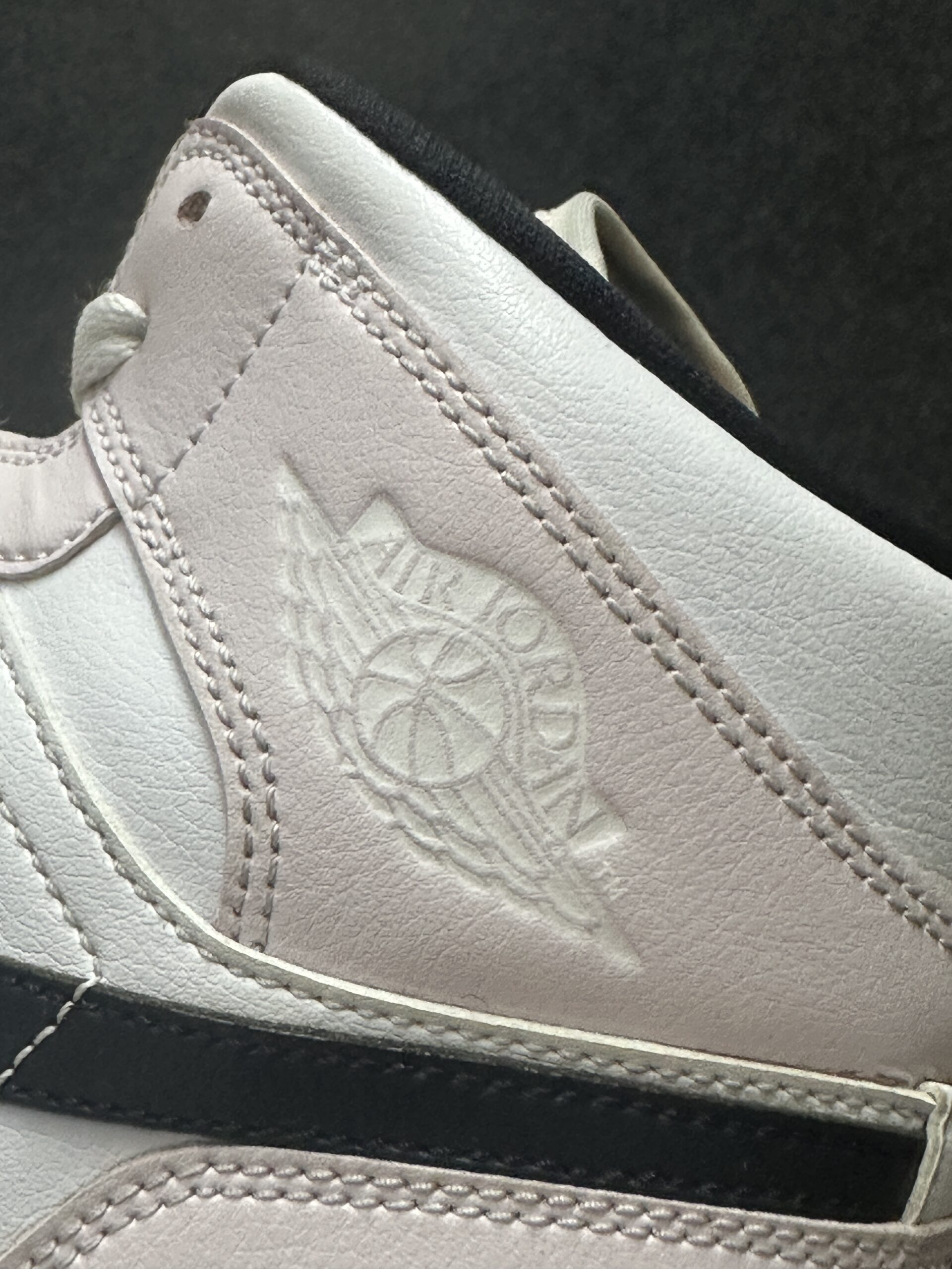 Air Jordan 1 Mid Barely Rose BQ6472-500 taglia EU 40 vista logo