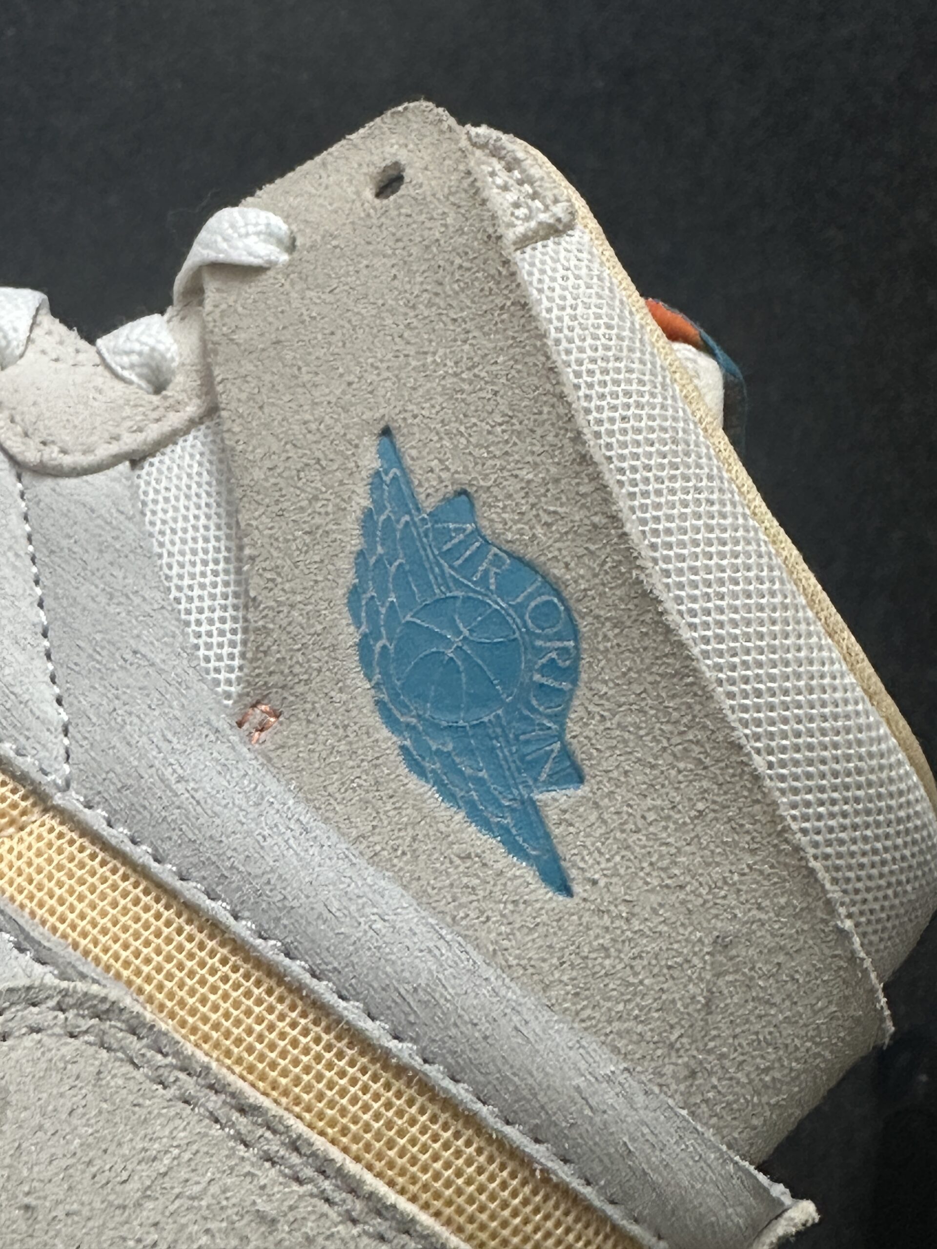 Air Jordan 1 High Zoom CMFT 2 Light Orewood Brown DV1307-180 taglia EU 42.5 vista logo
