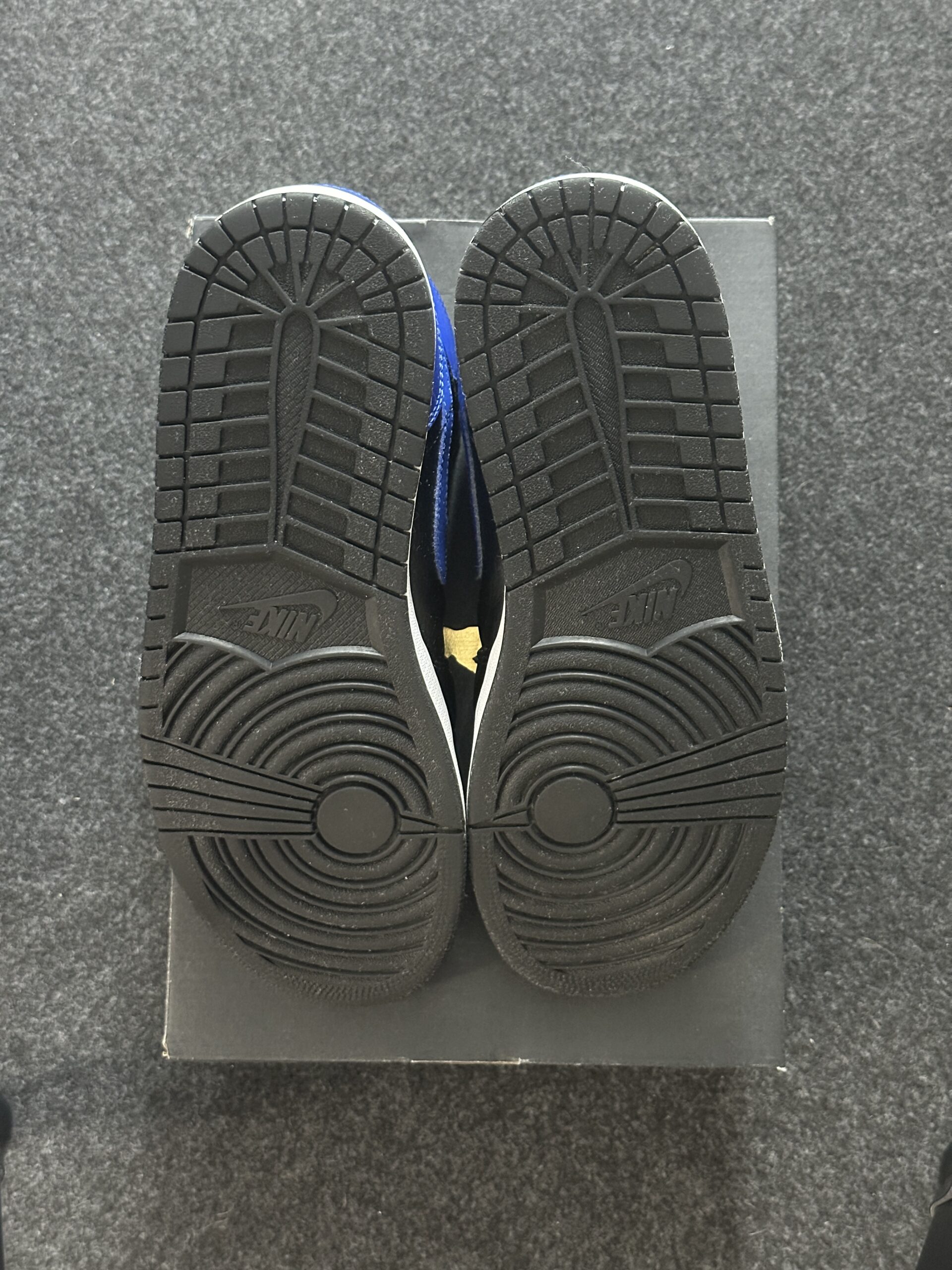 Air Jordan 1 Mid Hyper Royal 554724-077 taglia EU 45.5 vista suole