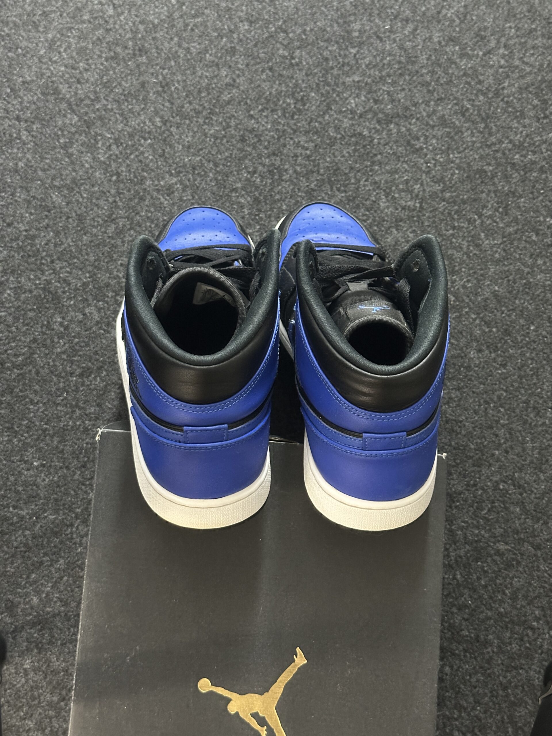 Air Jordan 1 Mid Hyper Royal 554724-077 taglia EU 45.5 vista tallone
