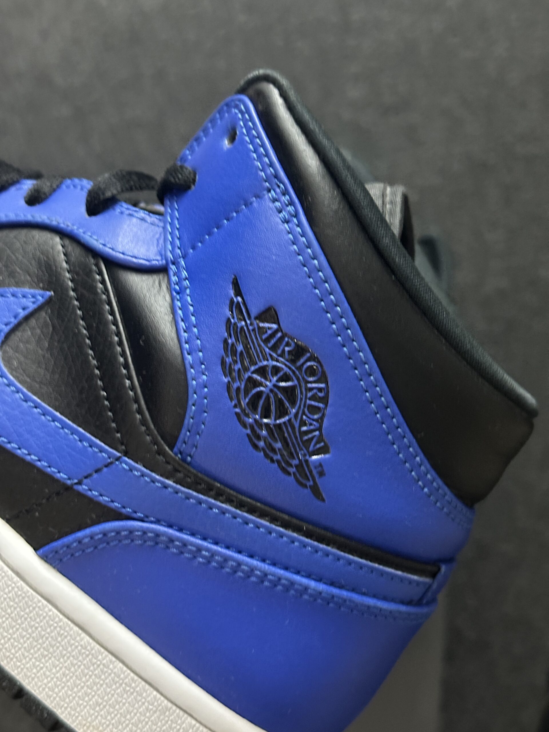 Air Jordan 1 Mid Hyper Royal 554724-077 taglia EU 45.5 vista logo