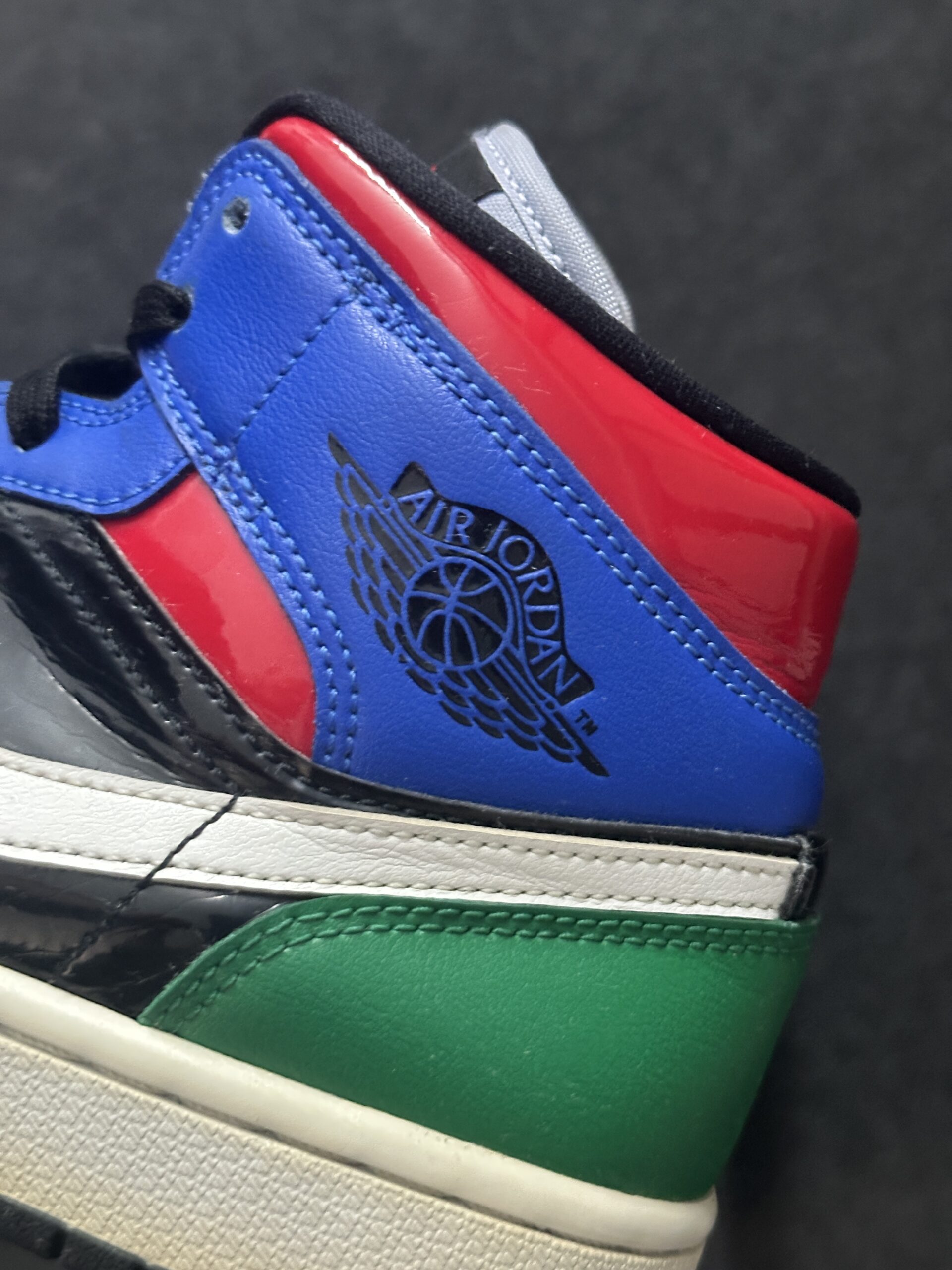 Air Jordan 1 Mid SE Multi Patent CV5276-001 taglia EU 40 vista logo