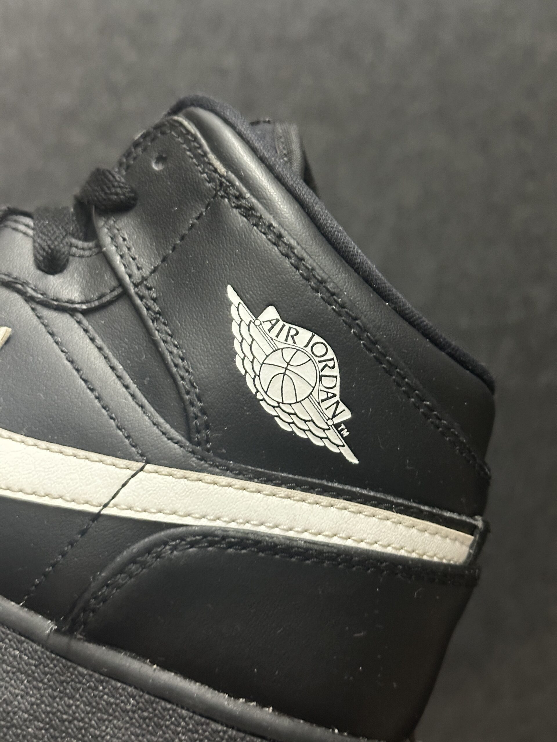 Air Jordan 1 Mid Black White Speckle 554725-049 taglia EU 40 vista logo