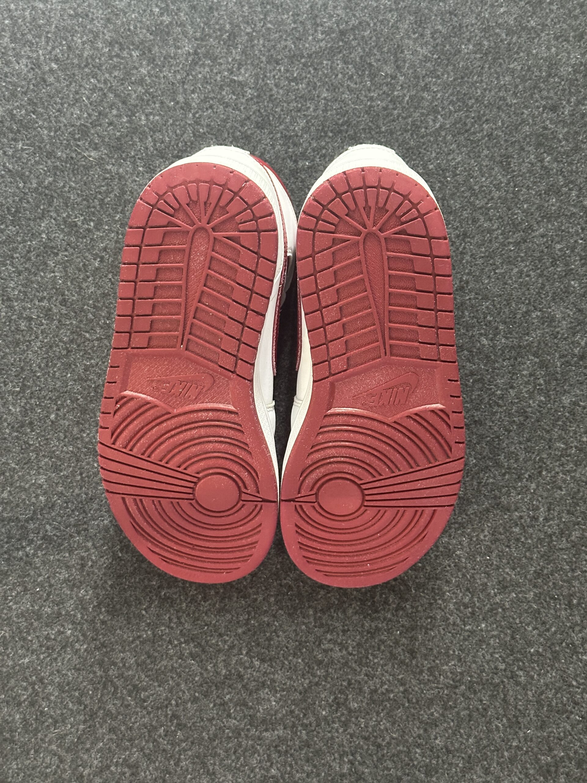Air Jordan 1 Mid White Pomegranate BQ6472-161 taglia EU 42 vista suole