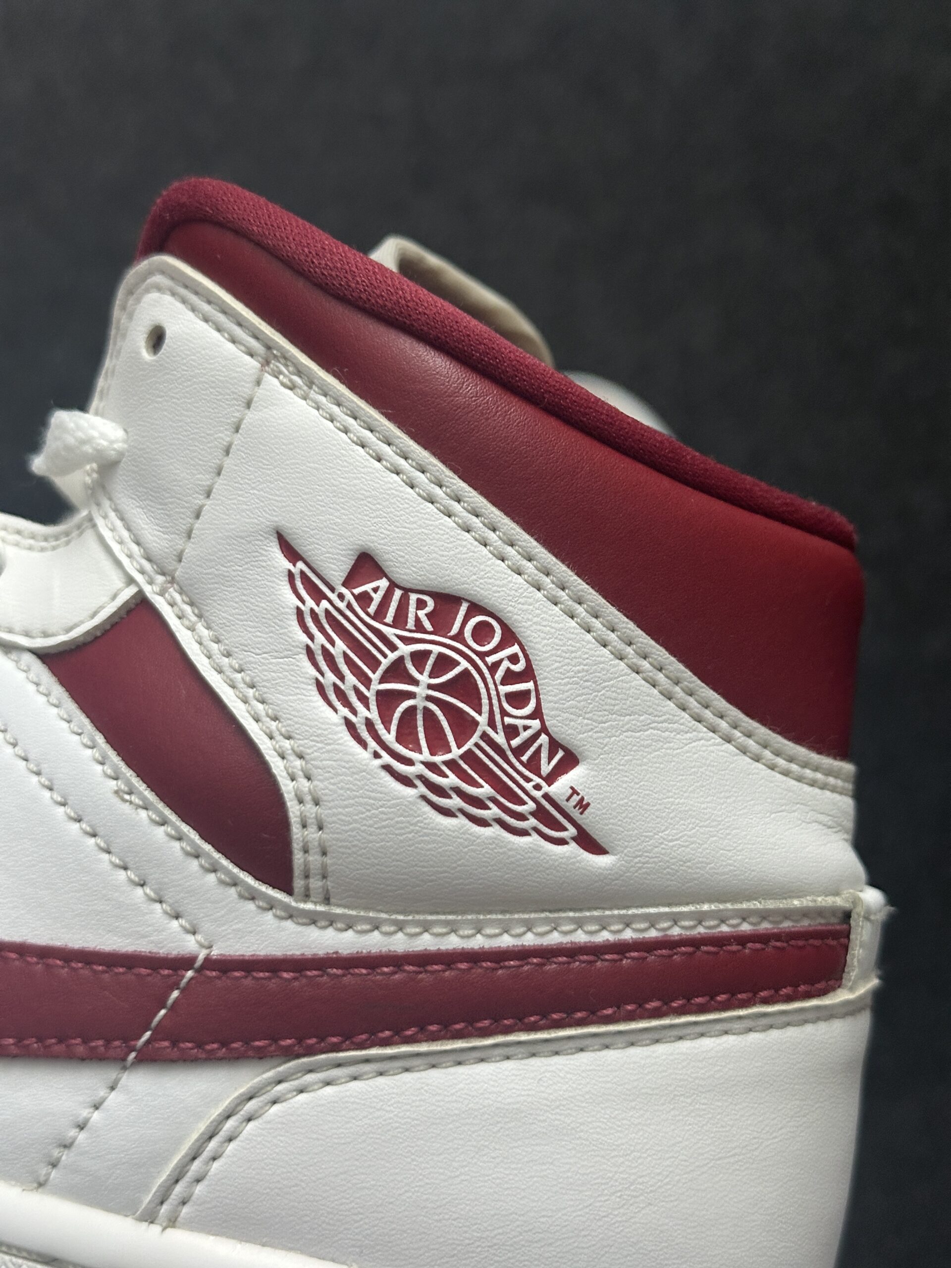 Air Jordan 1 Mid White Pomegranate BQ6472-161 taglia EU 42 vista logo