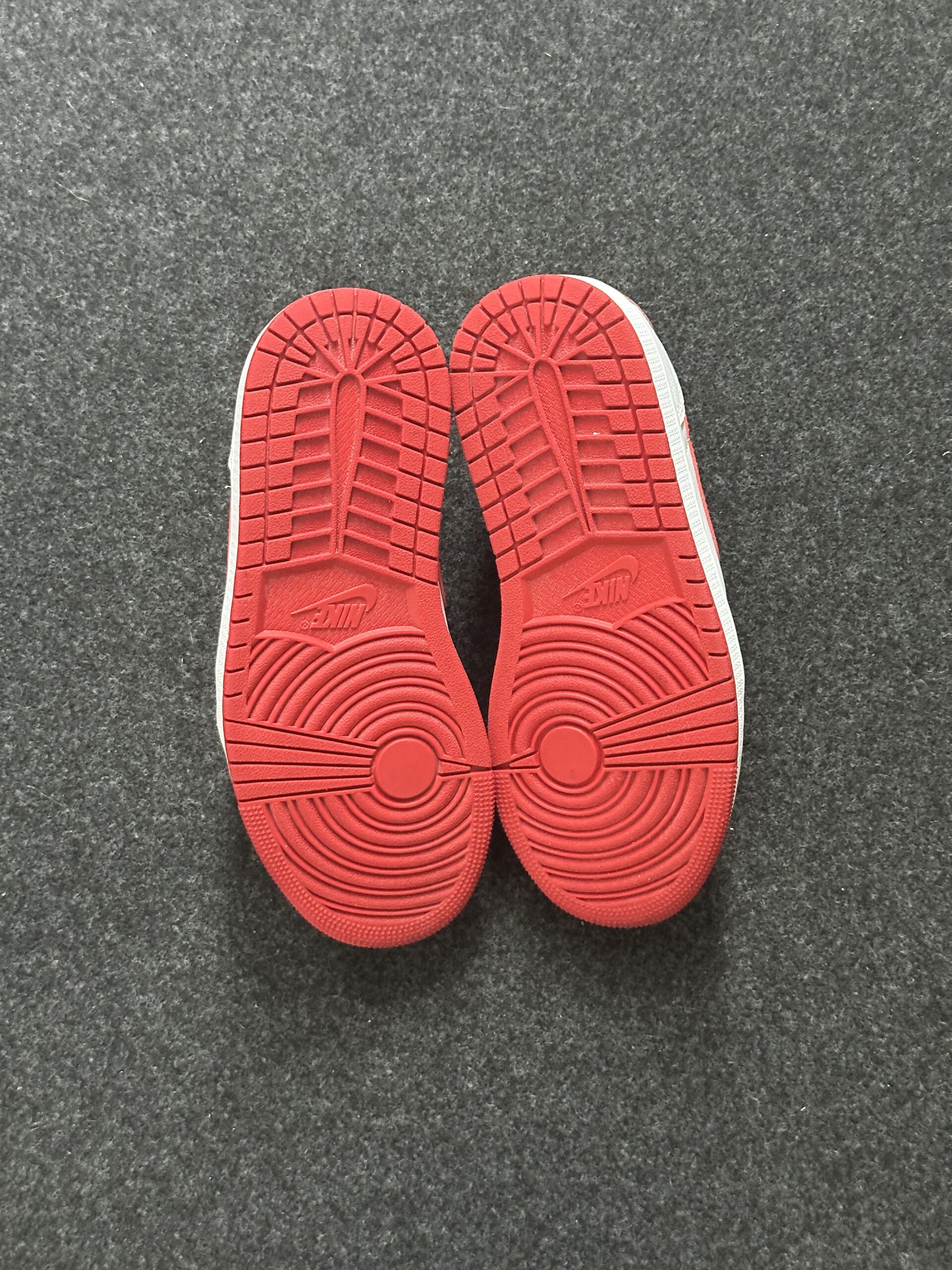 Air Jordan 1 Low OG University Red CZ0790-161 taglia EU 37.5 vista suole