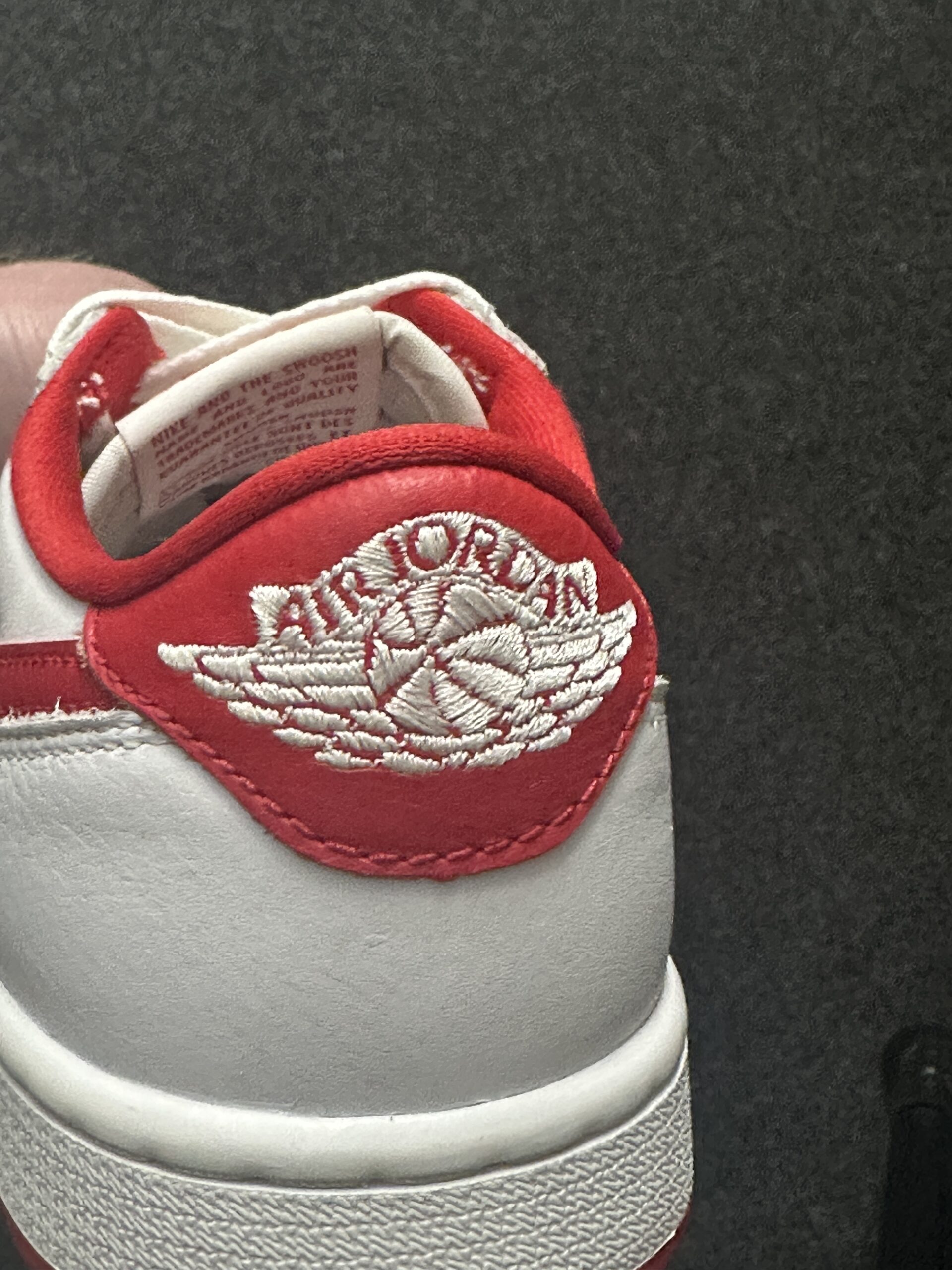 Air Jordan 1 Low OG University Red CZ0790-161 taglia EU 37.5 vista logo