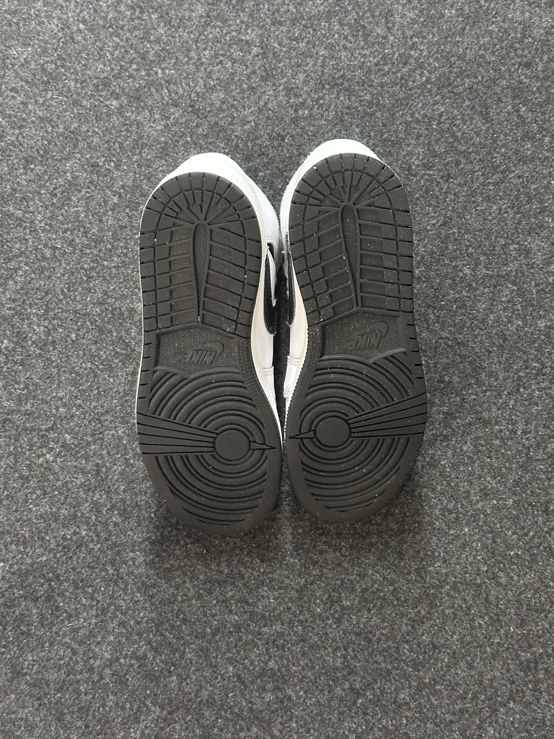 Air Jordan 1 Mid Reverse Panda DQ8423-132 taglia EU 38 vista suole