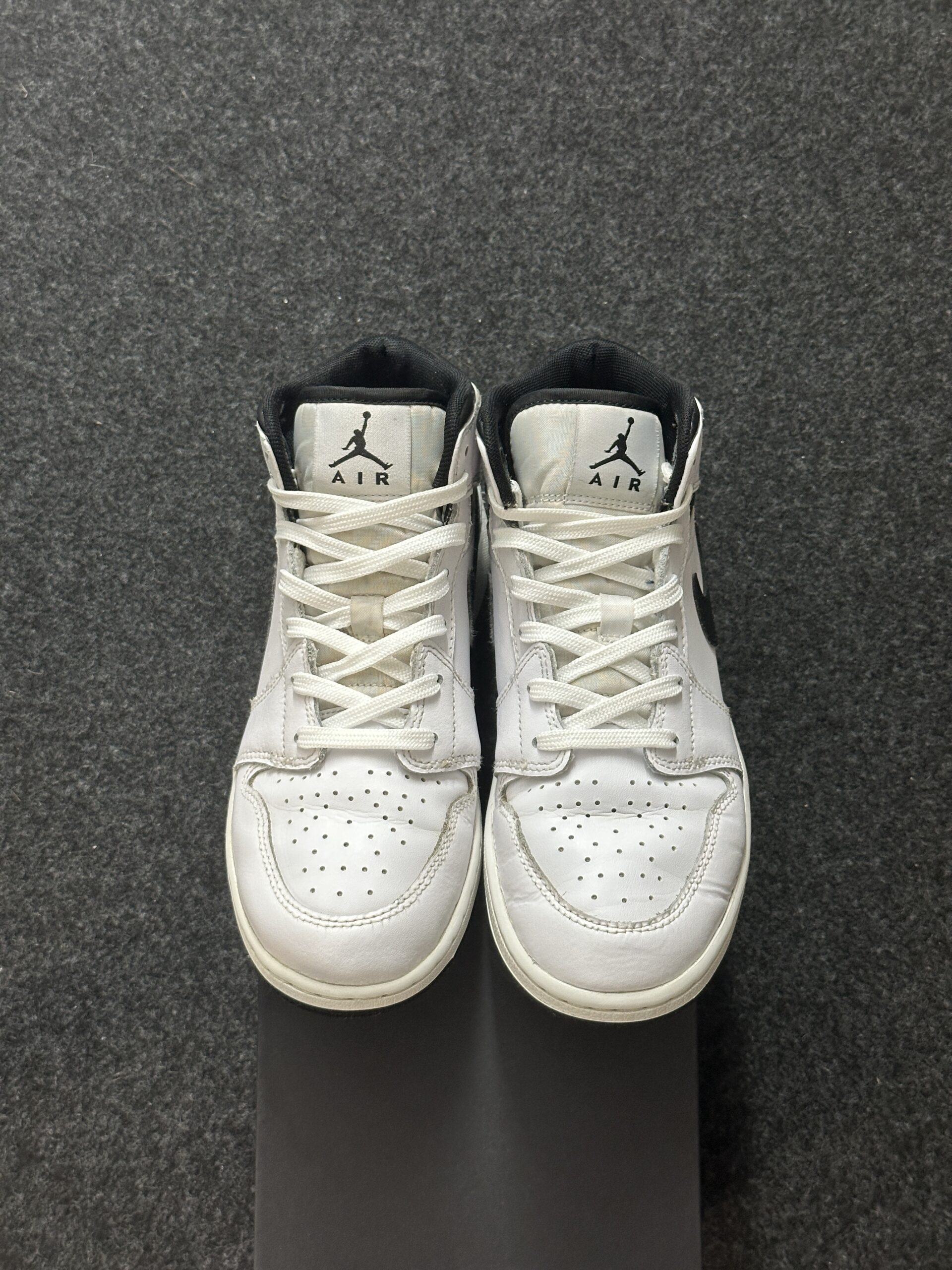 Air Jordan 1 Mid Reverse Panda DQ8423-132 taglia EU 38 vista punta