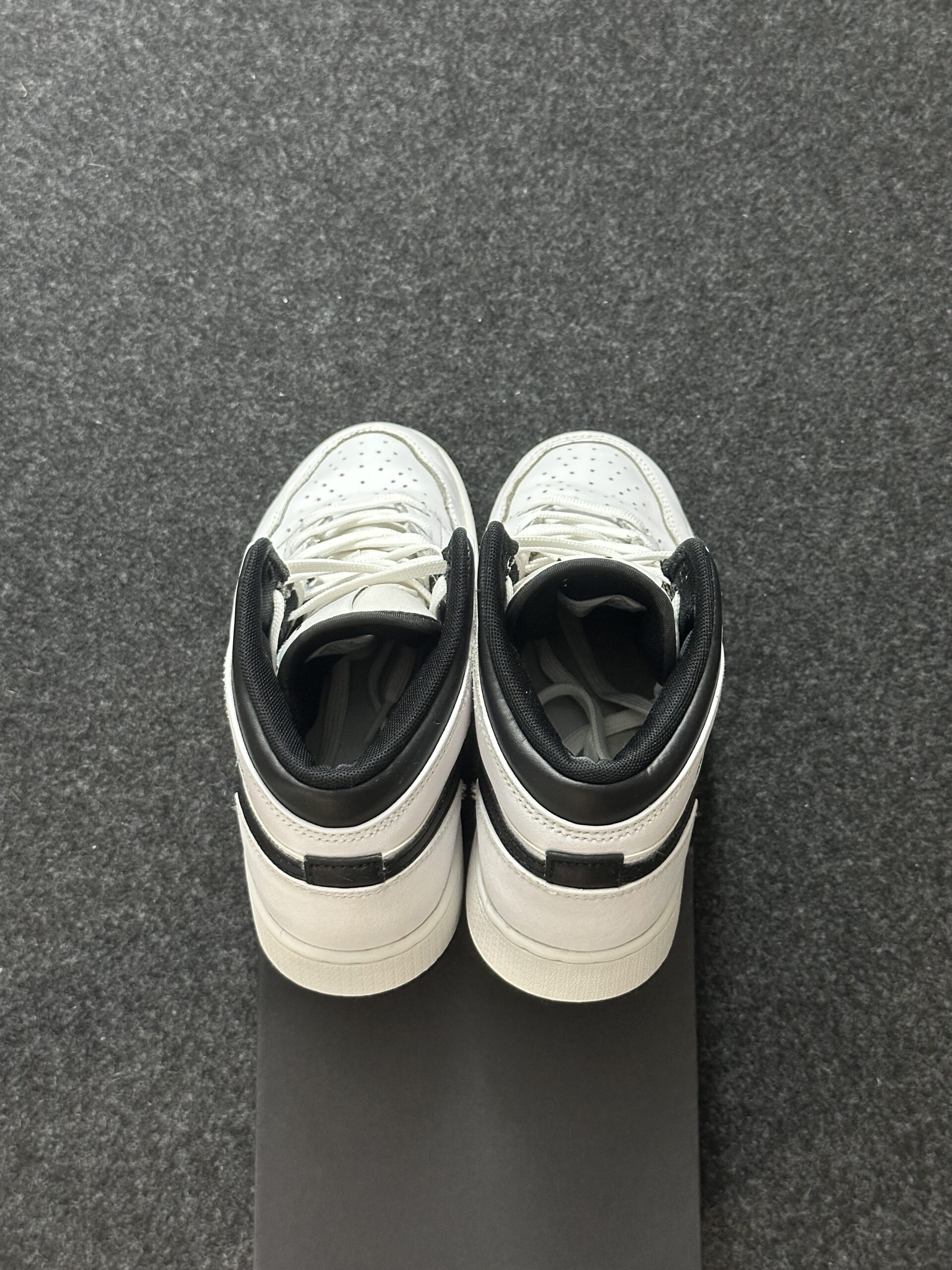 Air Jordan 1 Mid Reverse Panda DQ8423-132 taglia EU 38 vista tallone