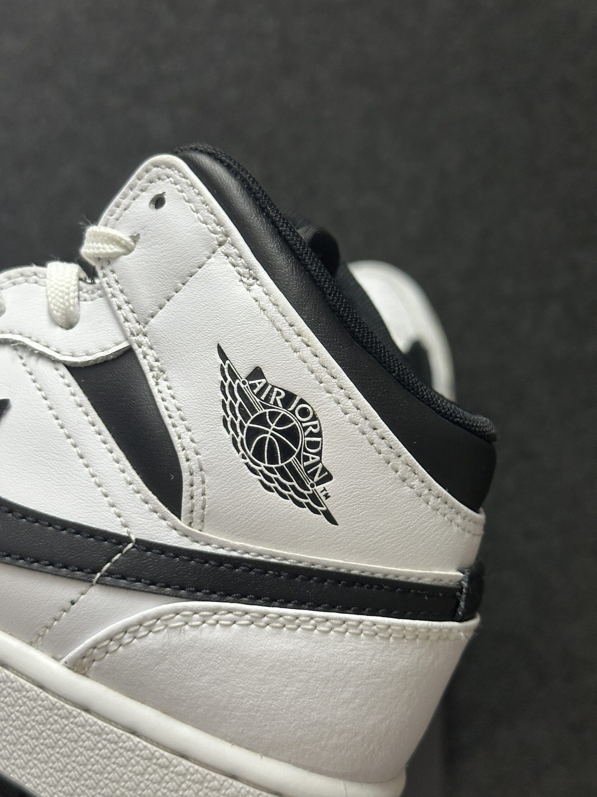 Air Jordan 1 Mid Reverse Panda DQ8423-132 taglia EU 38 vista logo
