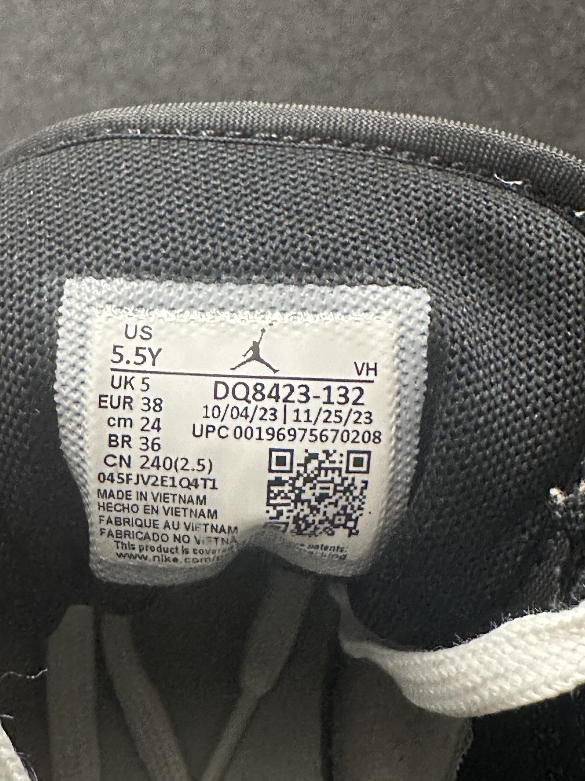 Air Jordan 1 Mid Reverse Panda DQ8423-132 taglia EU 38 vista label