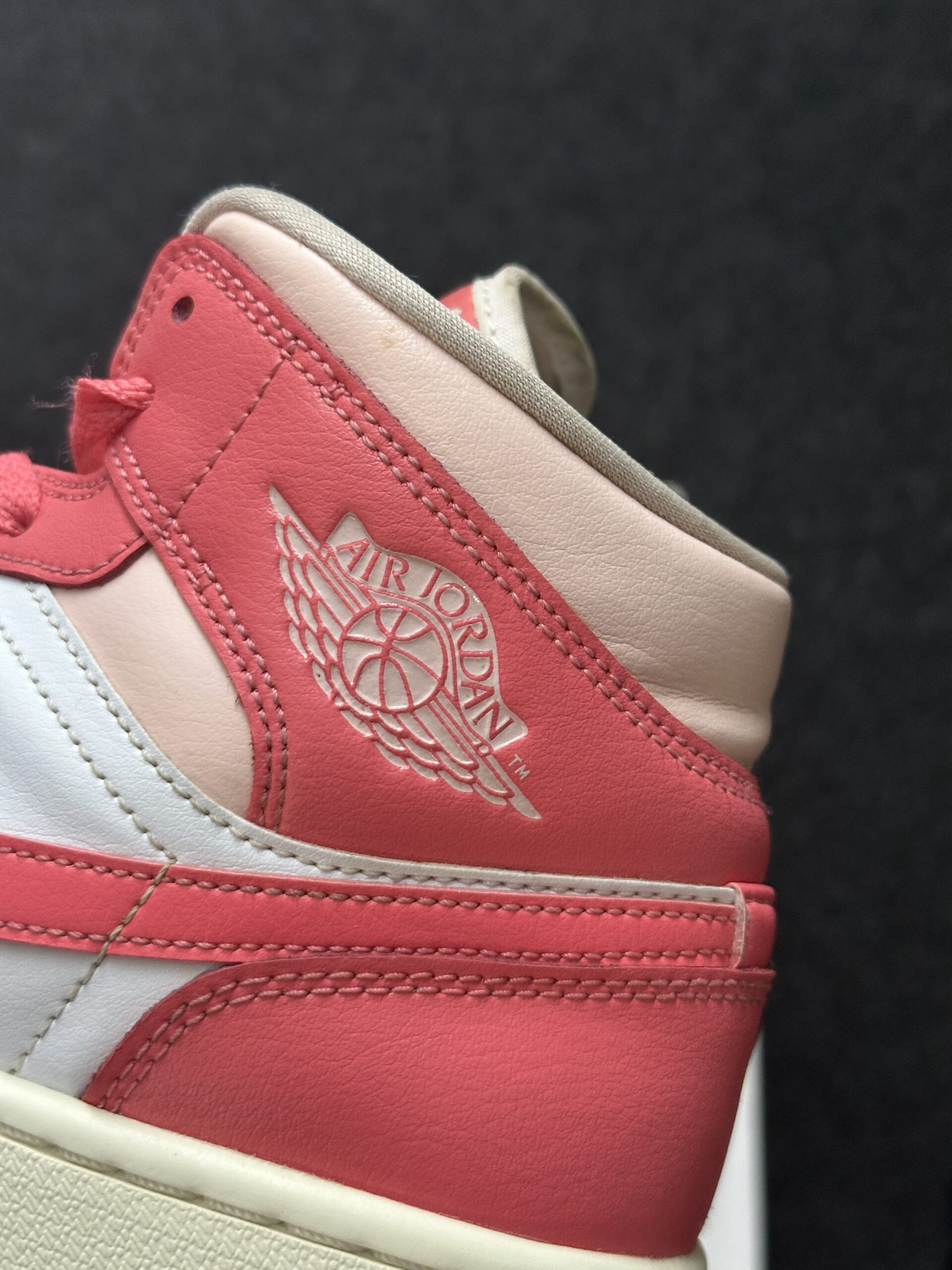 Air Jordan 1 Mid Strawberries and Cream BQ6472-186 taglia EU 39 vista logo