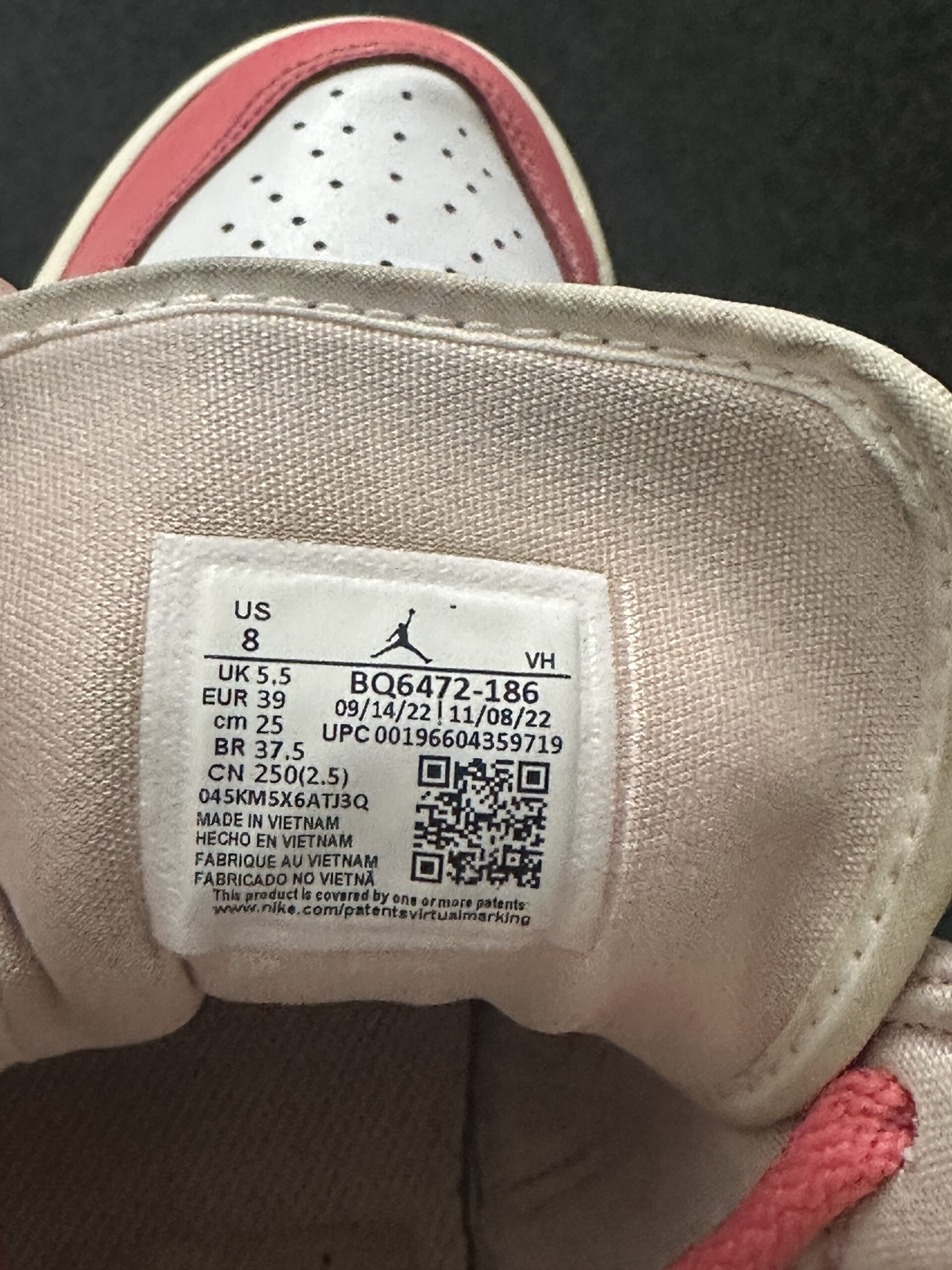 Air Jordan 1 Mid Strawberries and Cream BQ6472-186 taglia EU 39 vista label