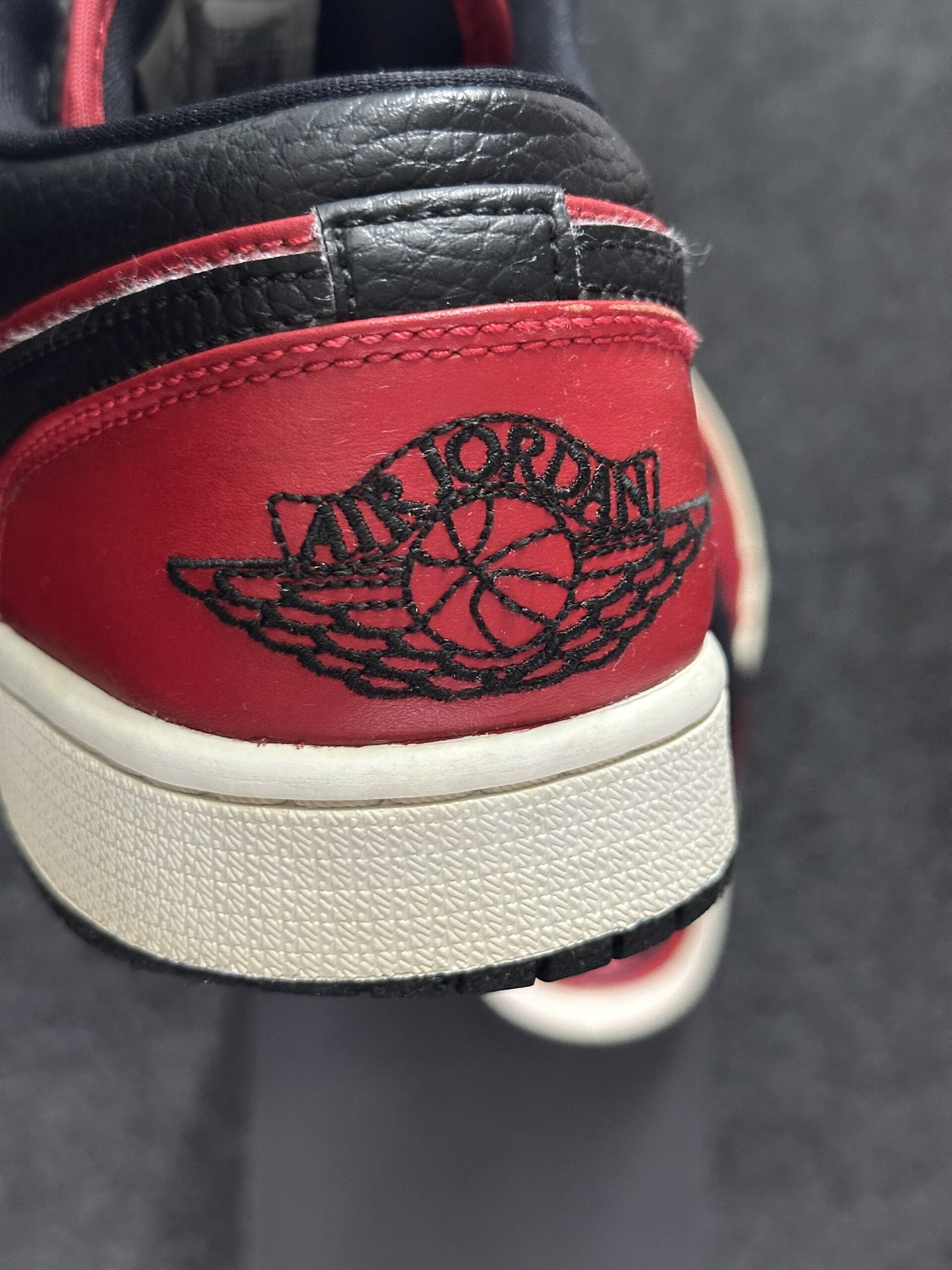 Air Jordan 1 Low Gym Red 553558-605 taglia EU 42.5 vista logo