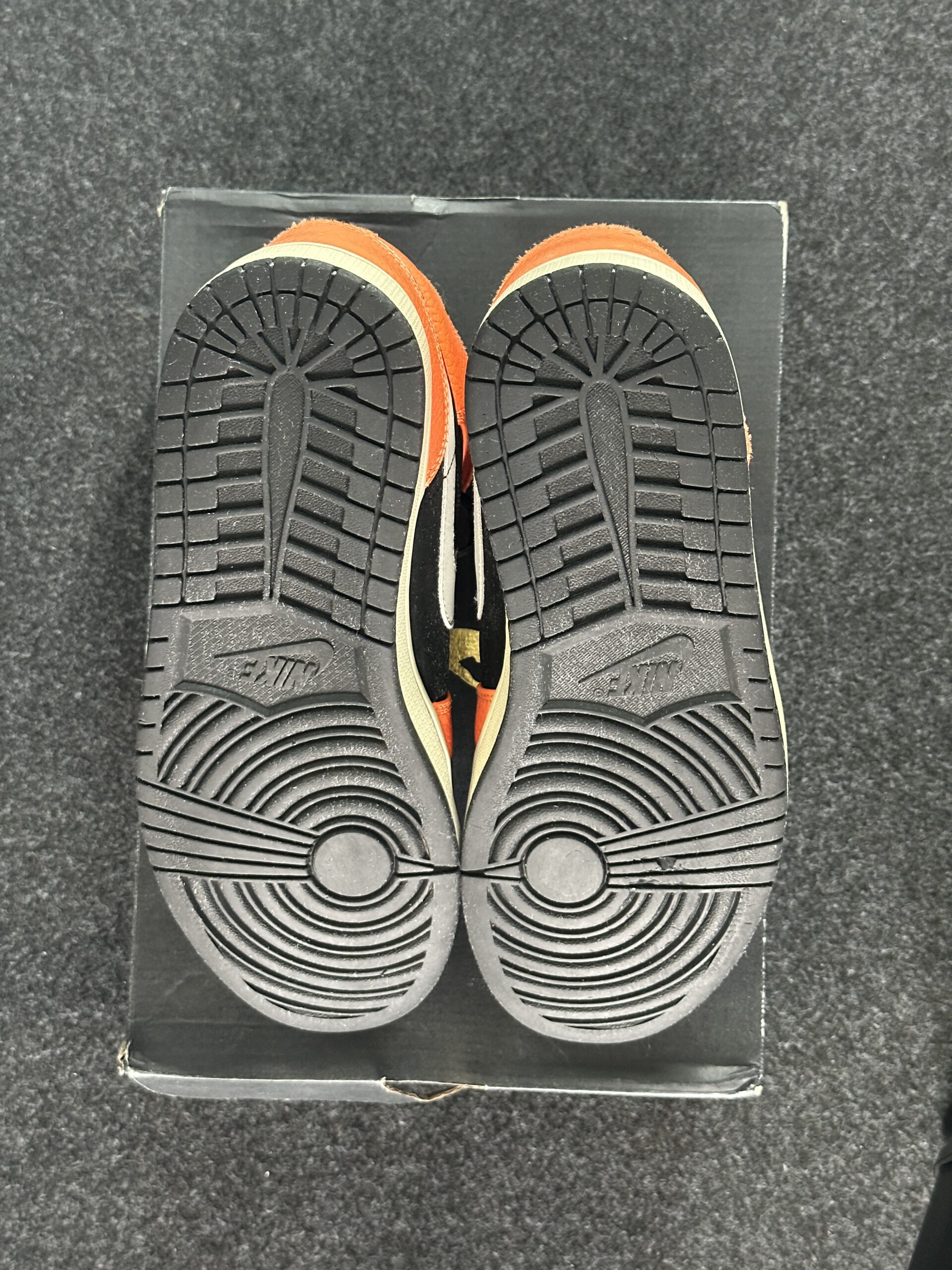 Air Jordan 1 Mid Black Cone 554724-062 taglia EU 43 vista suole