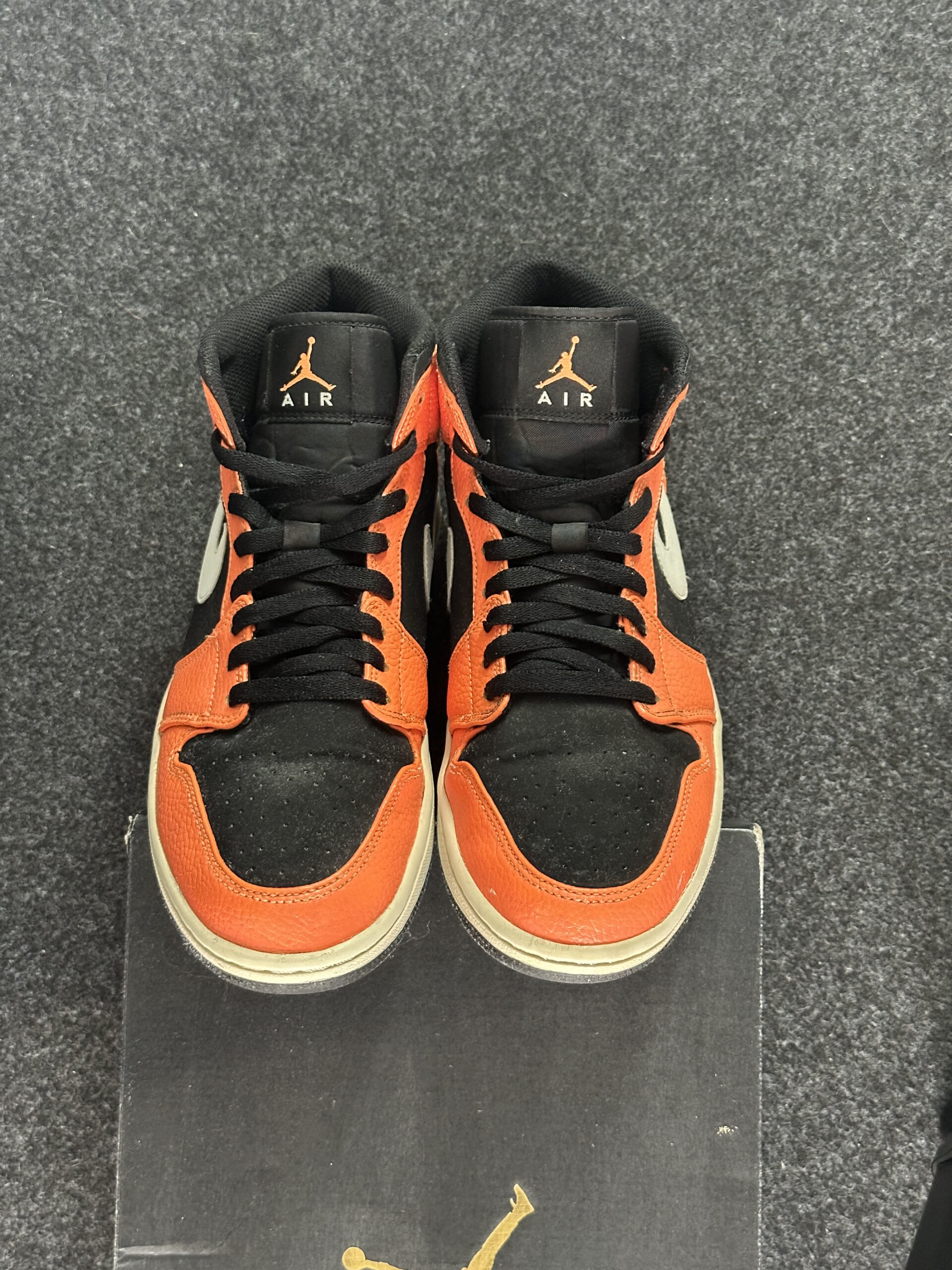 Air Jordan 1 Mid Black Cone 554724-062 taglia EU 43 vista punta