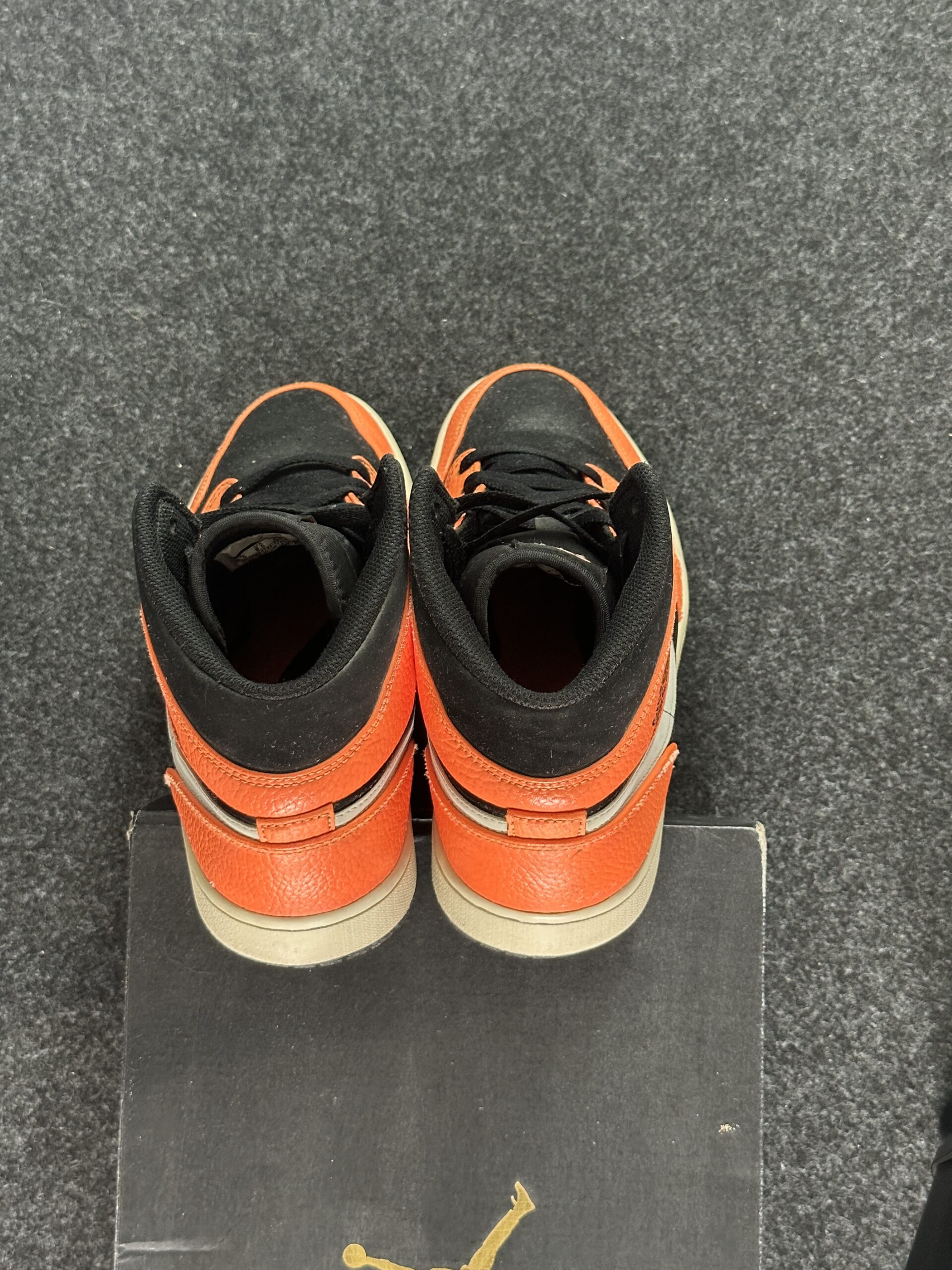Air Jordan 1 Mid Black Cone 554724-062 taglia EU 43 vista tallone