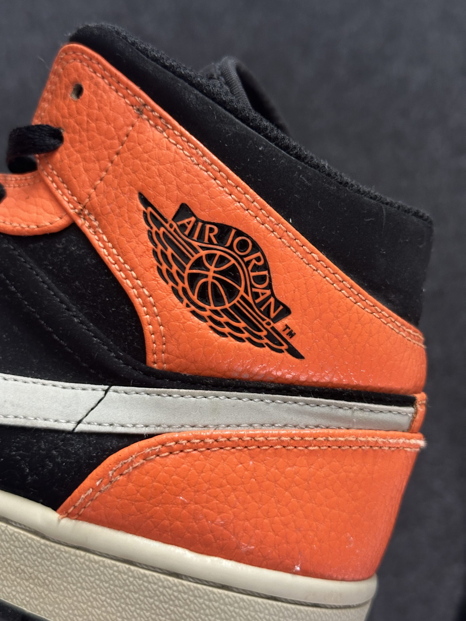 Air Jordan 1 Mid Black Cone 554724-062 taglia EU 43 vista logo