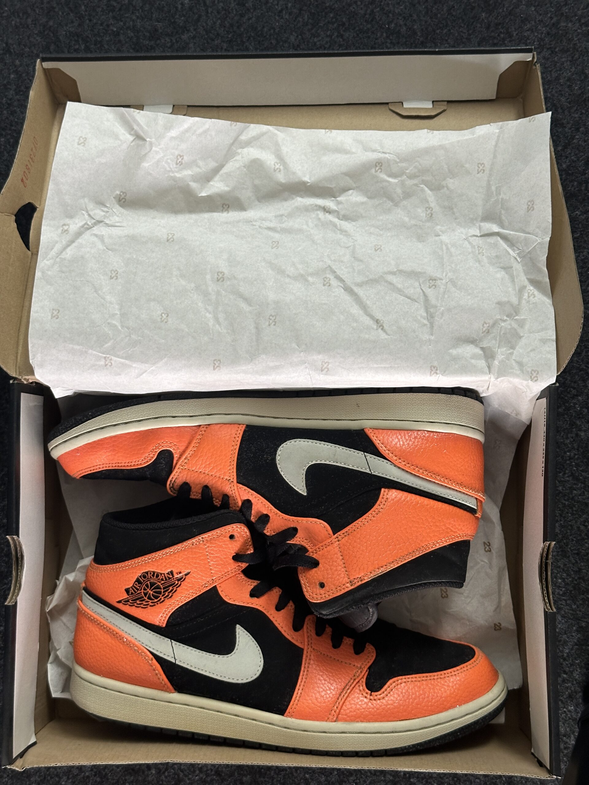 Air Jordan 1 Mid Black Cone 554724-062 taglia EU 43 vista intbox