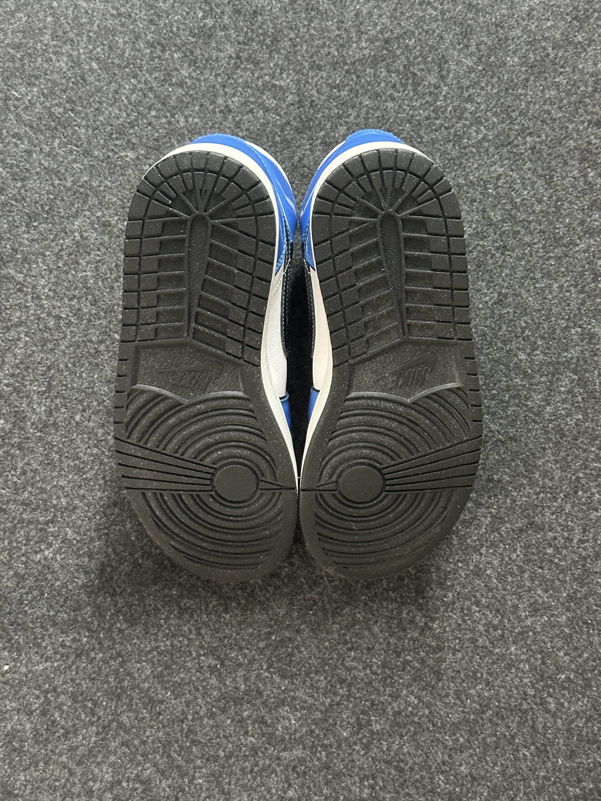 Air Jordan 1 Mid SE Signal Blue DD6834-402 taglia EU 40.5 vista suole