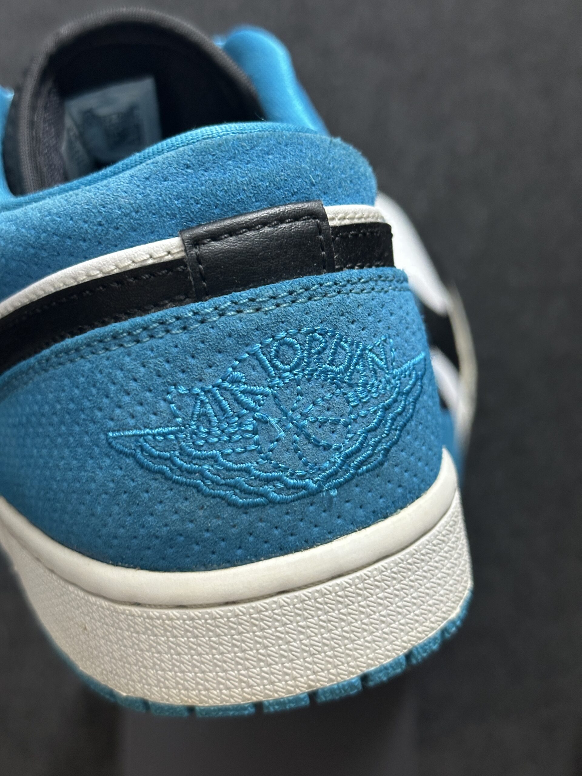 Air Jordan 1 Low Laser Blue CK3022-004 taglia EU 45 vista logo